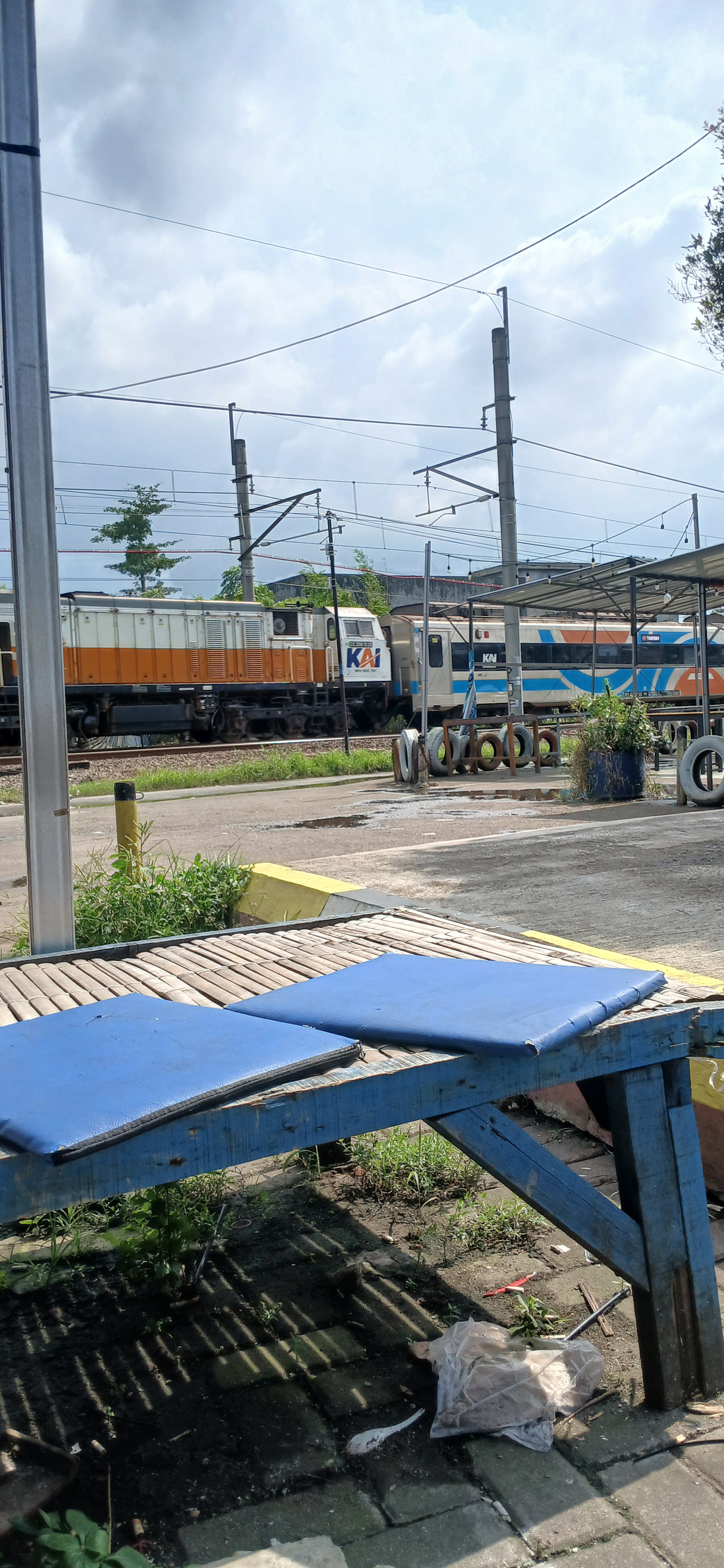 CC 206 13 25  di Stasiun Indonesia - foto kereta api terbaru