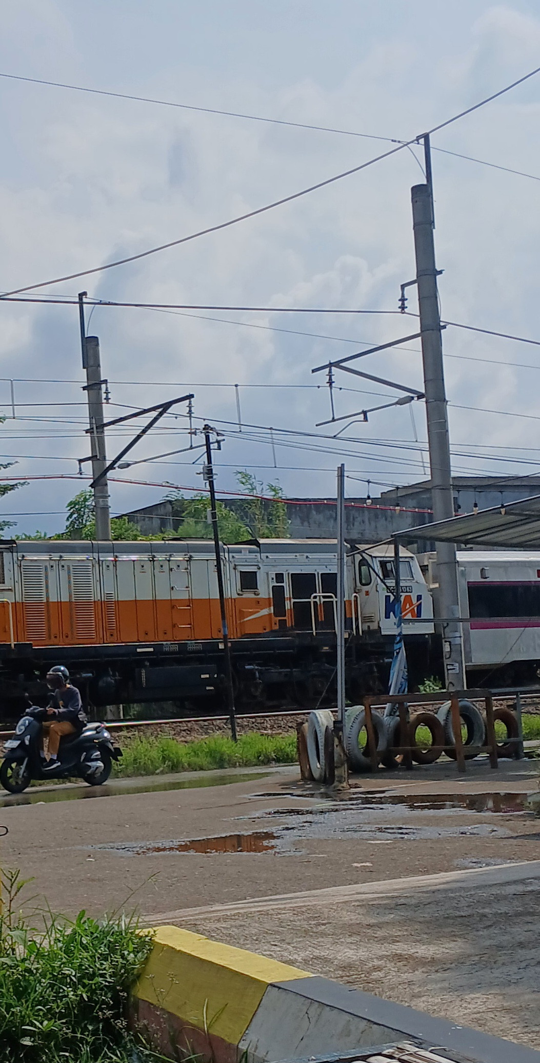 CC 206 13 88 di Stasiun Indonesia - foto kereta api terbaru