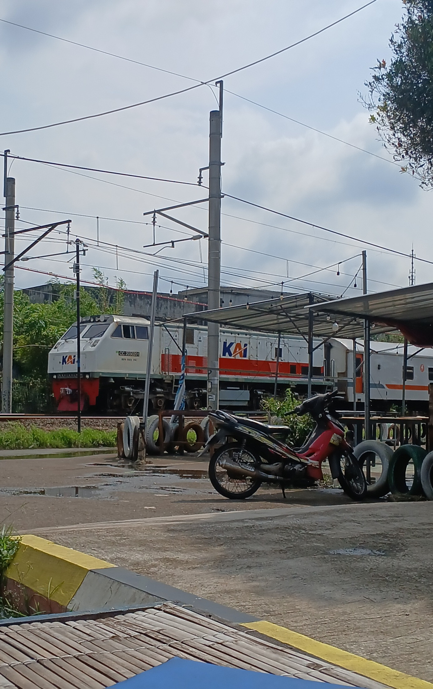CC 203 02 01 di Stasiun Indonesia - foto kereta api terbaru