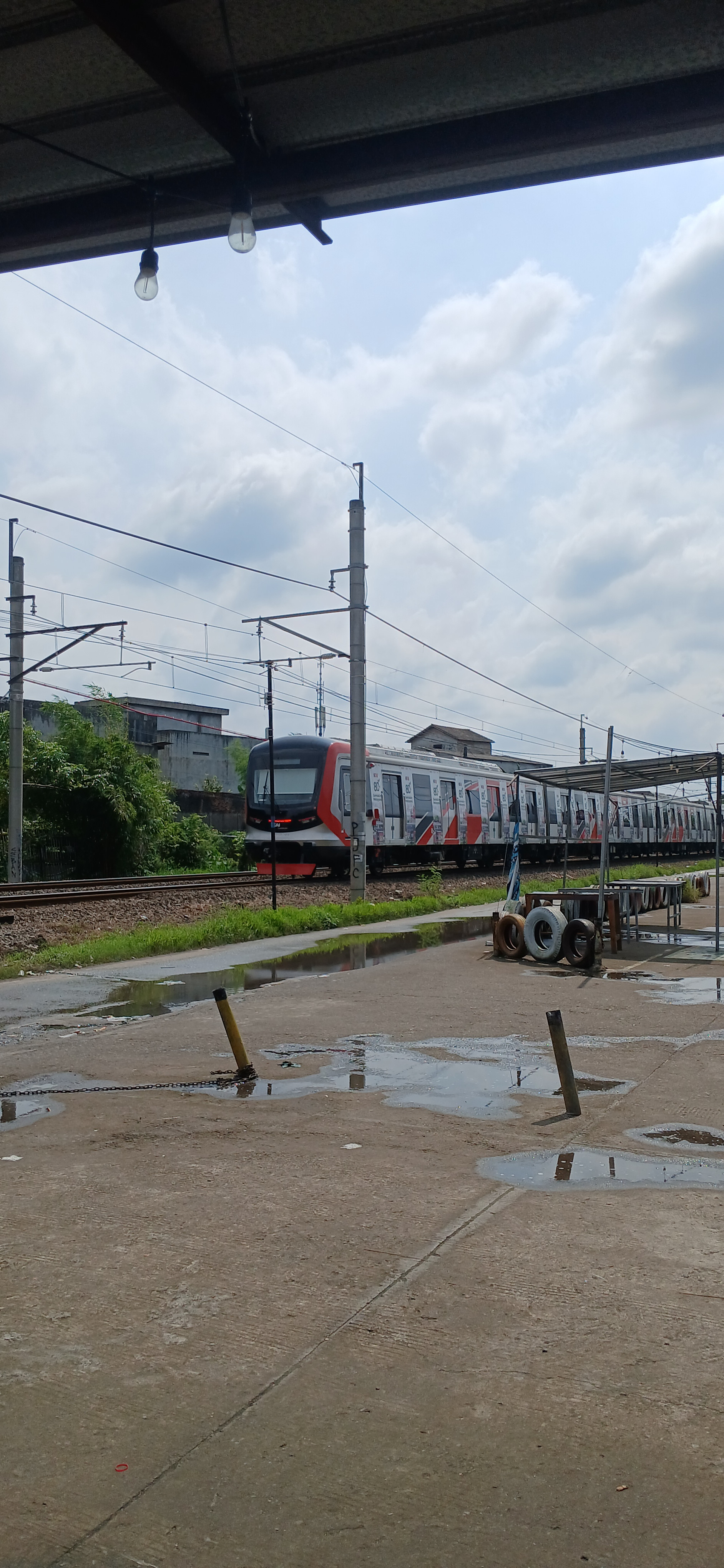 KRL CRRC train set terakhir di Stasiun Indonesia - foto kereta api terbaru