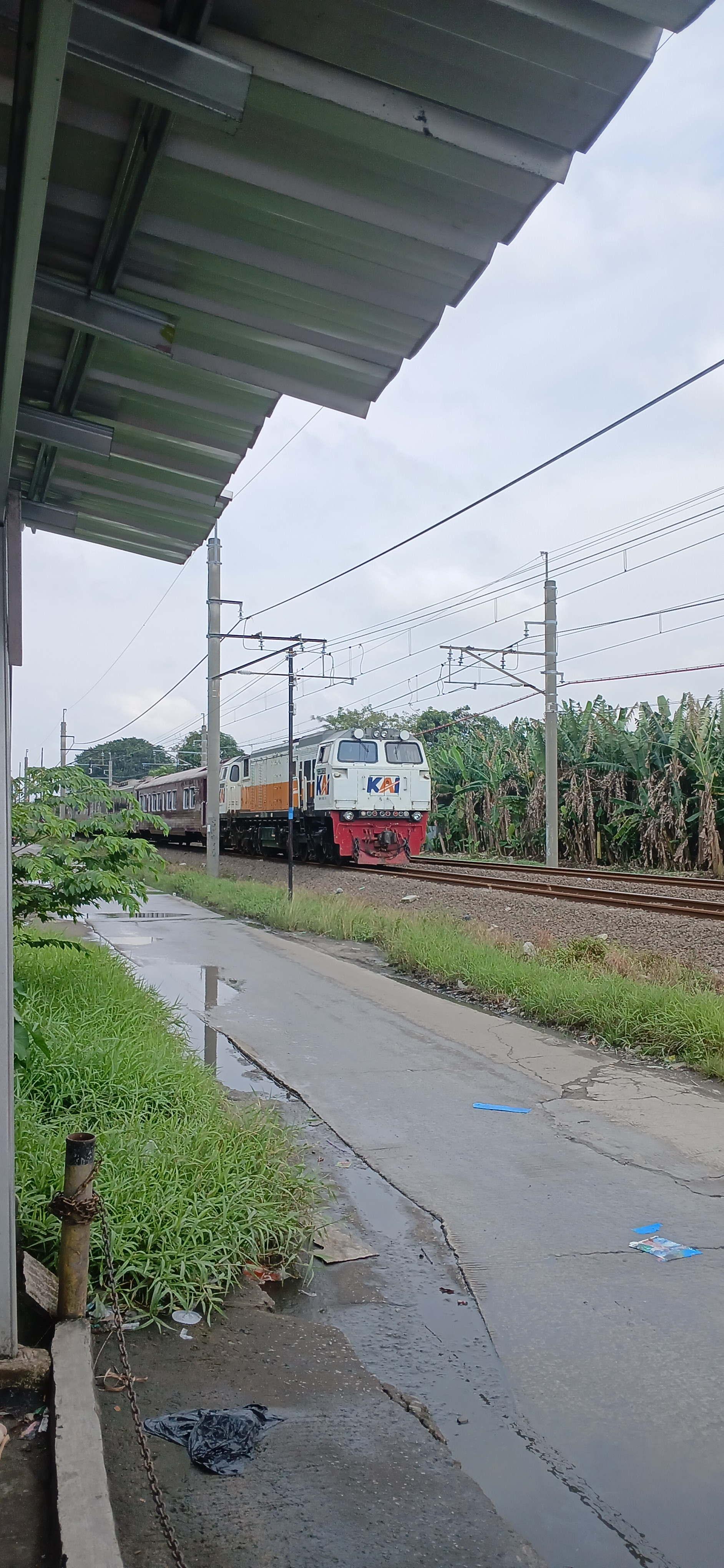 CC 206 13 56 di Stasiun Indonesia - foto kereta api terbaru