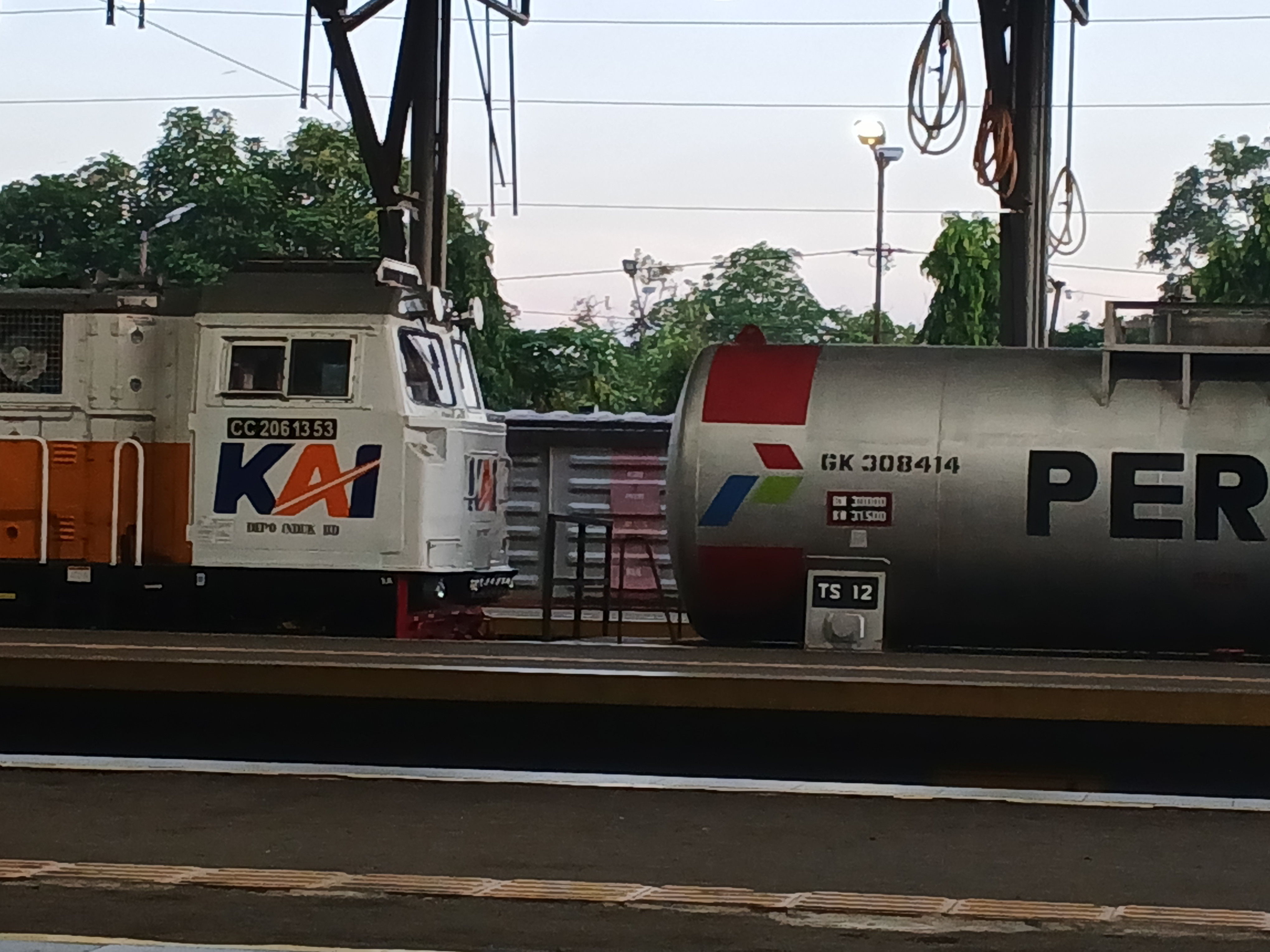 Kereta ketel di Stasiun Indonesia - foto kereta api terbaru