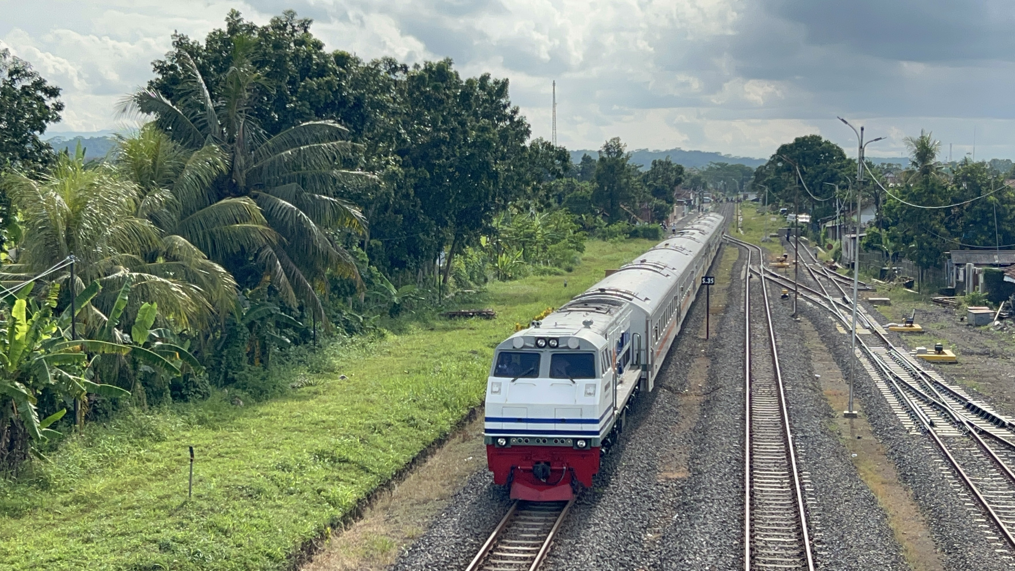 Lokomotif WnB logo BADAG di Stasiun Indonesia - foto kereta api terbaru