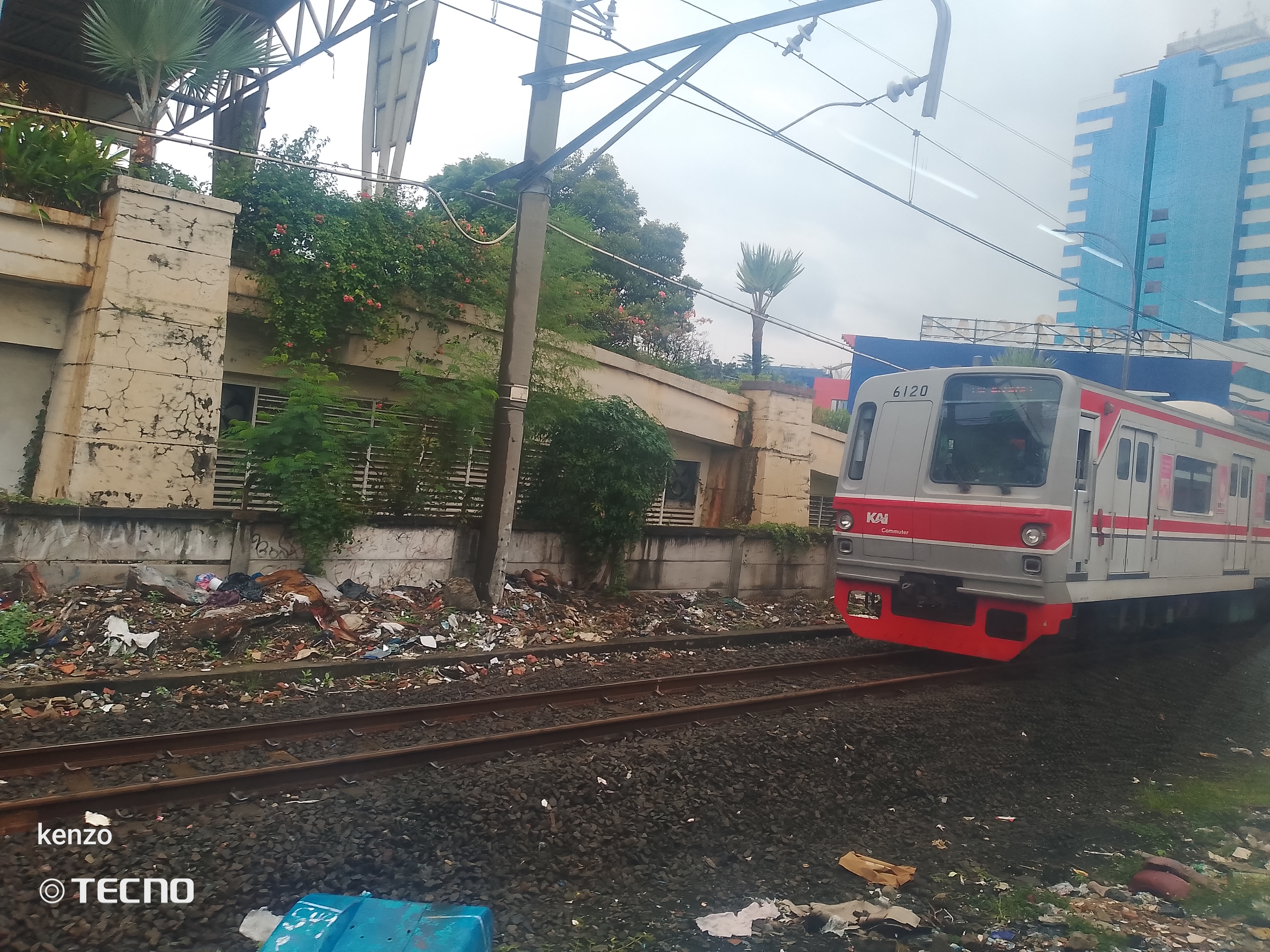 6020 di Stasiun Indonesia - foto kereta api terbaru