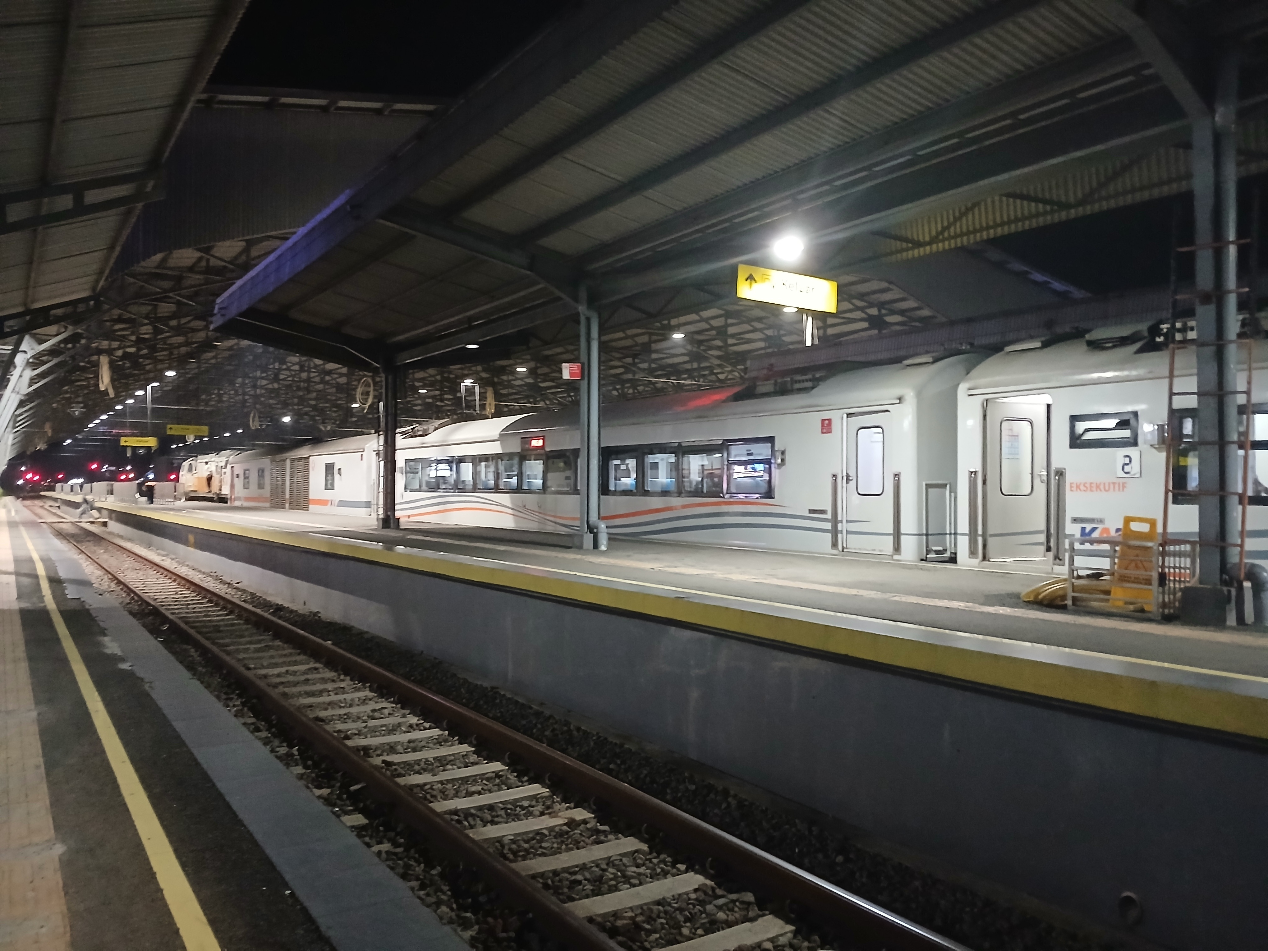 Purwojaya di Stasiun Indonesia - foto kereta api terbaru