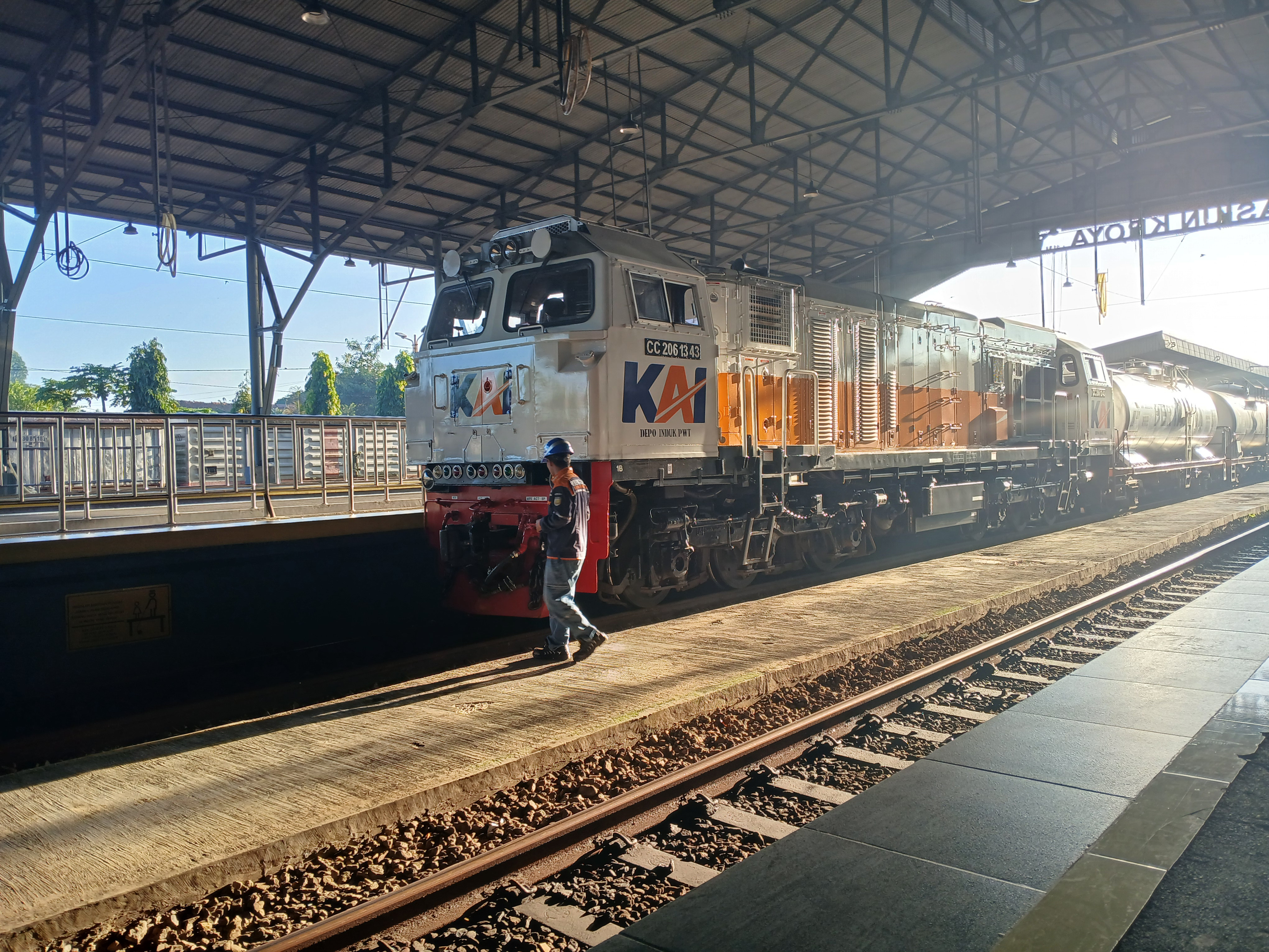 CC 206 13 43 di Stasiun Indonesia - foto kereta api terbaru