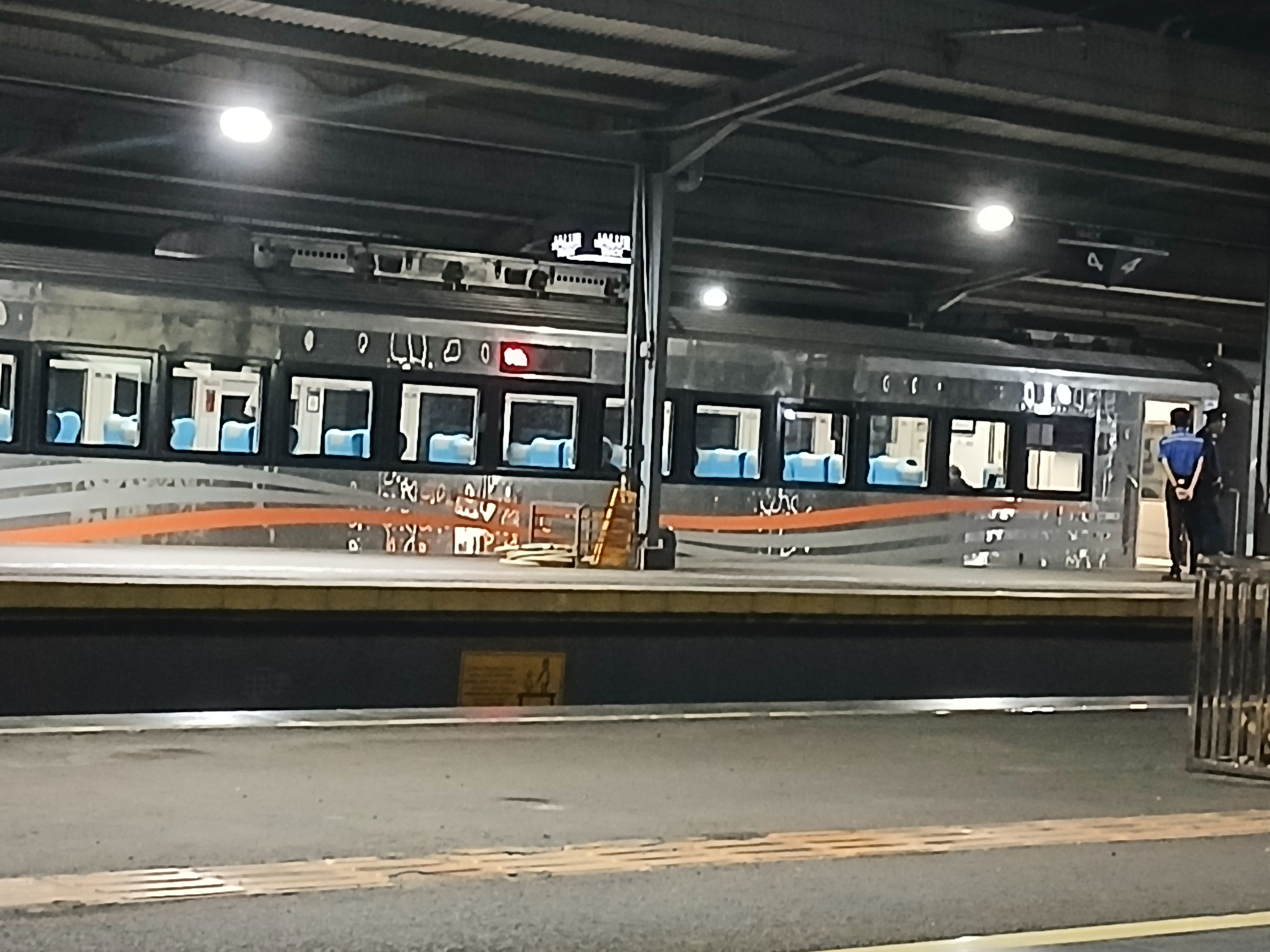 Rangkaian stenlis steel gen pertama di Stasiun Indonesia - foto kereta api terbaru