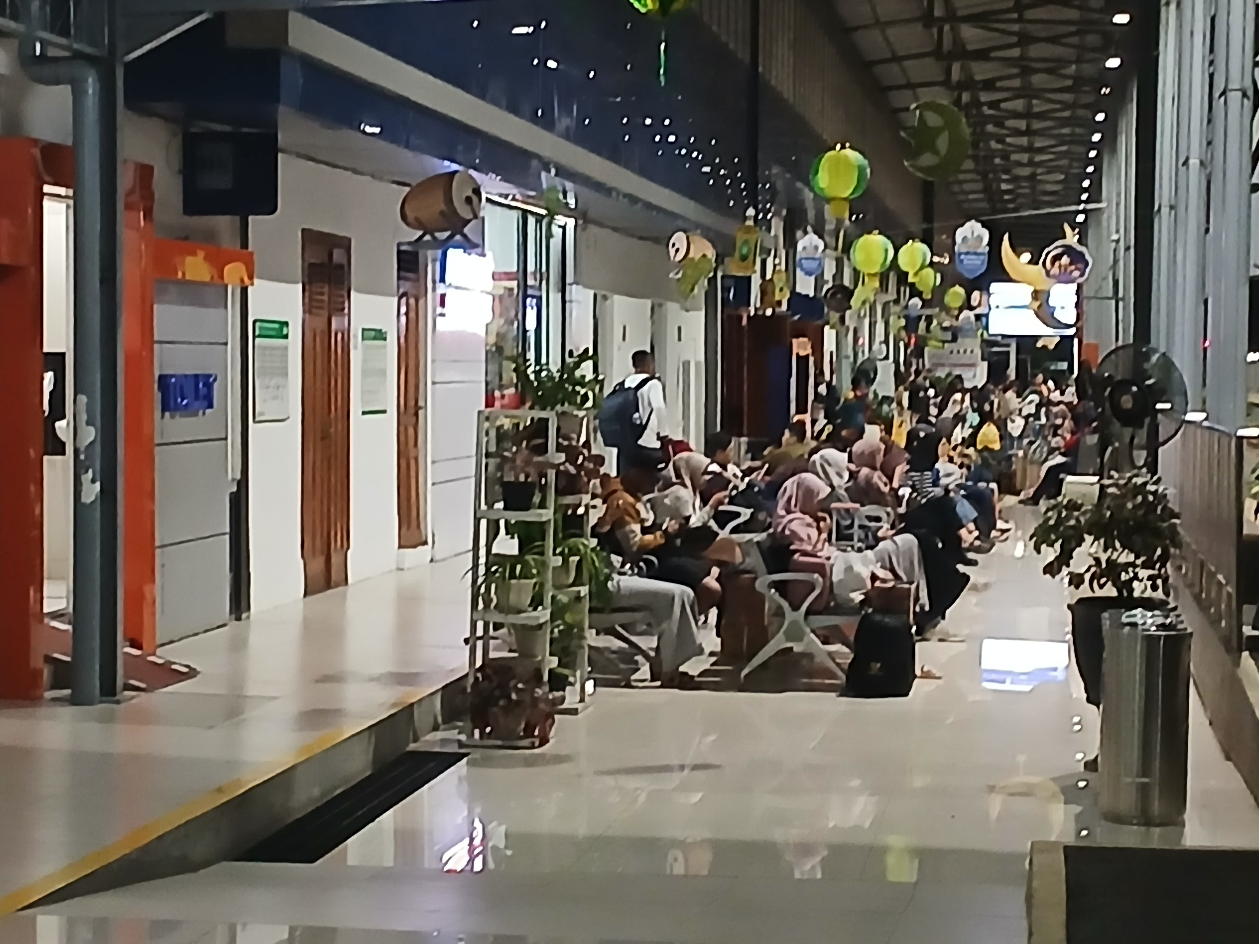 Arus balik di Stasiun Indonesia - foto kereta api terbaru