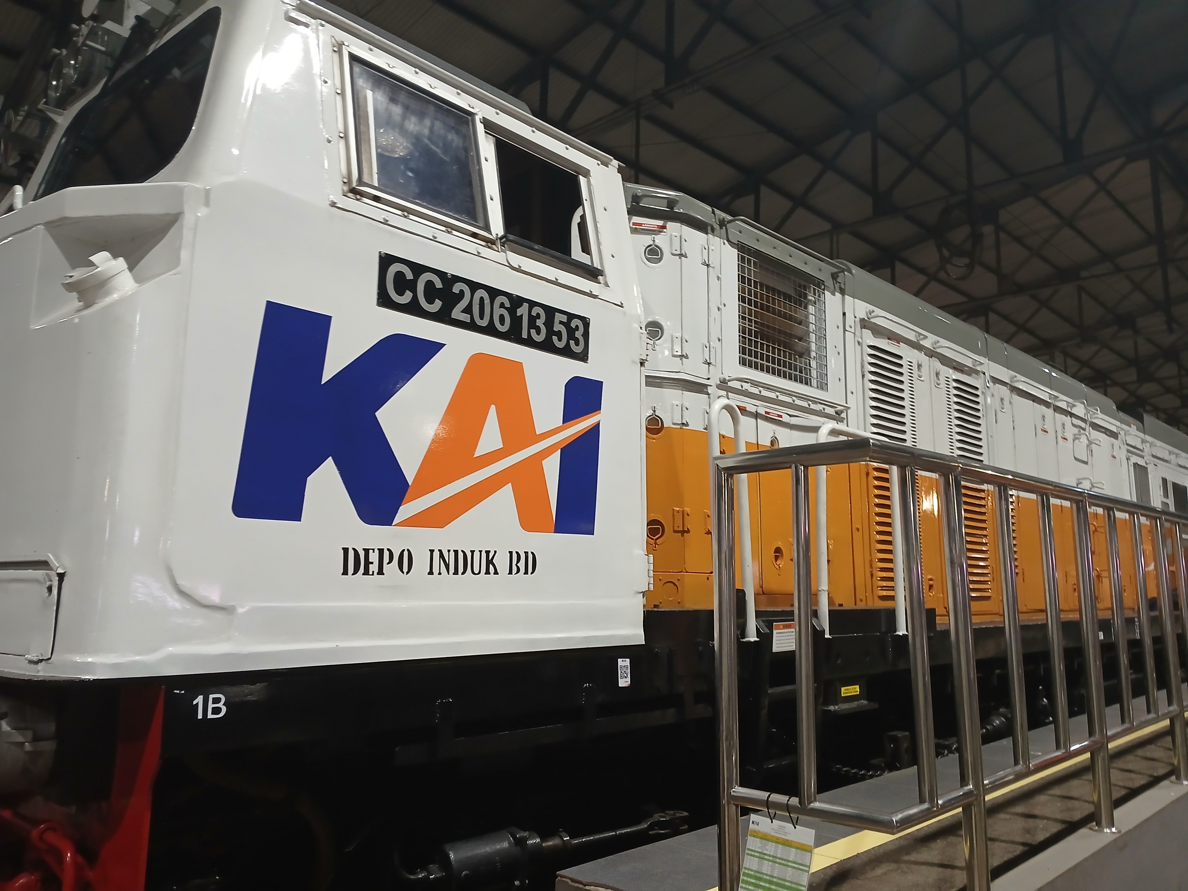 Lok cc 206 13 53 di Stasiun Indonesia - foto kereta api terbaru