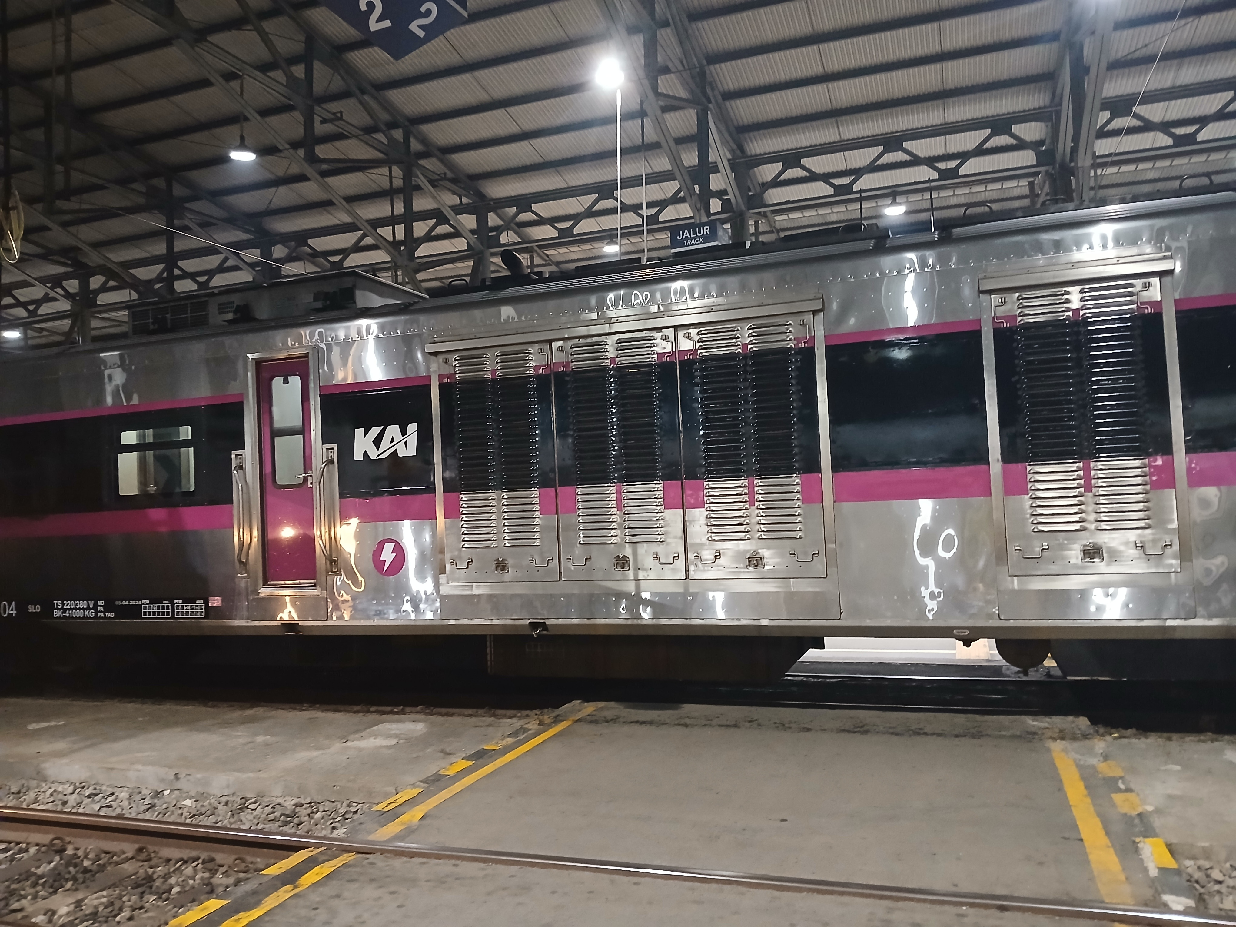 Penyuplai listrik kereta di Stasiun Indonesia - foto kereta api terbaru