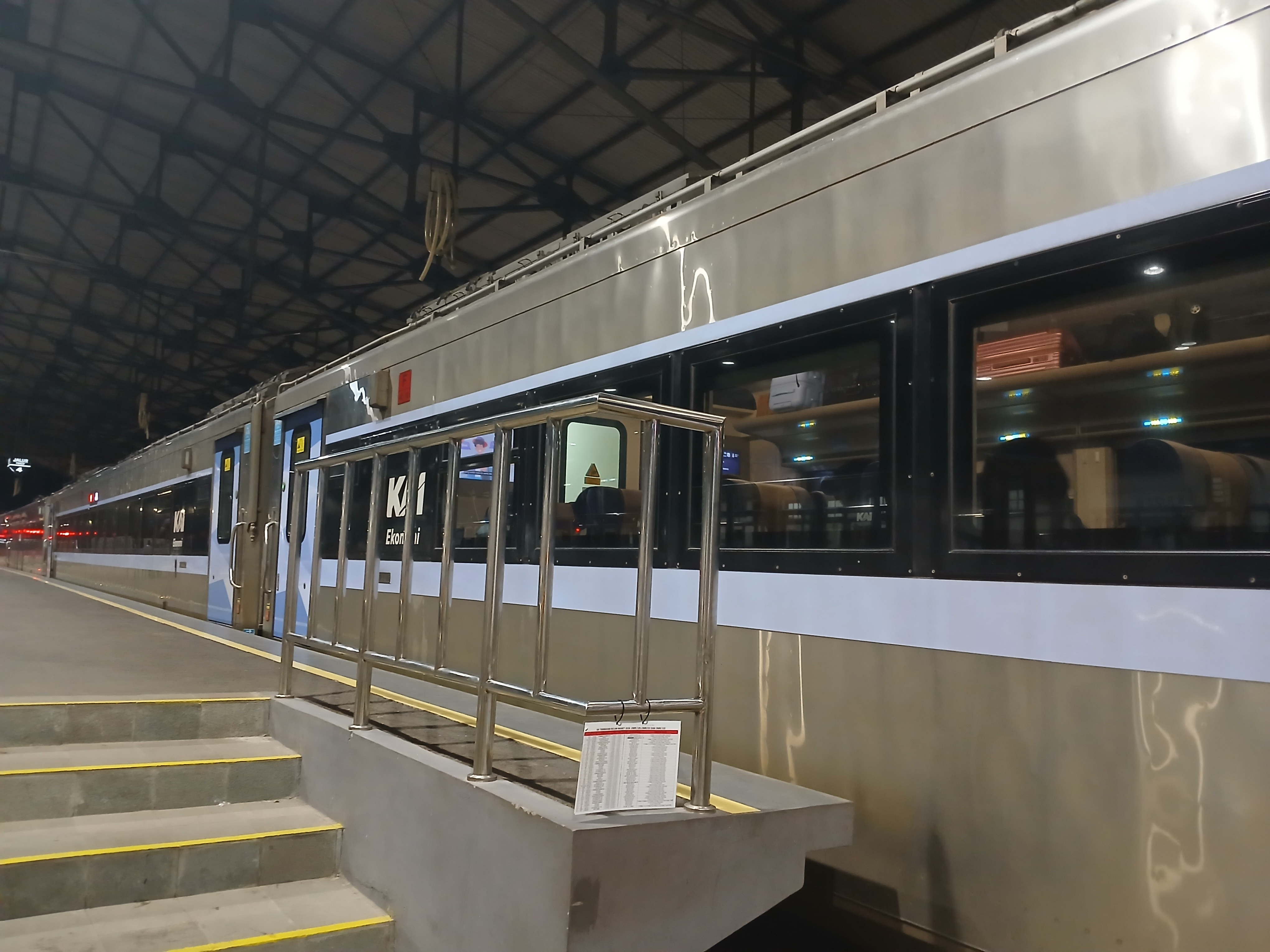 Jaka tingkir pse di Stasiun Indonesia - foto kereta api terbaru