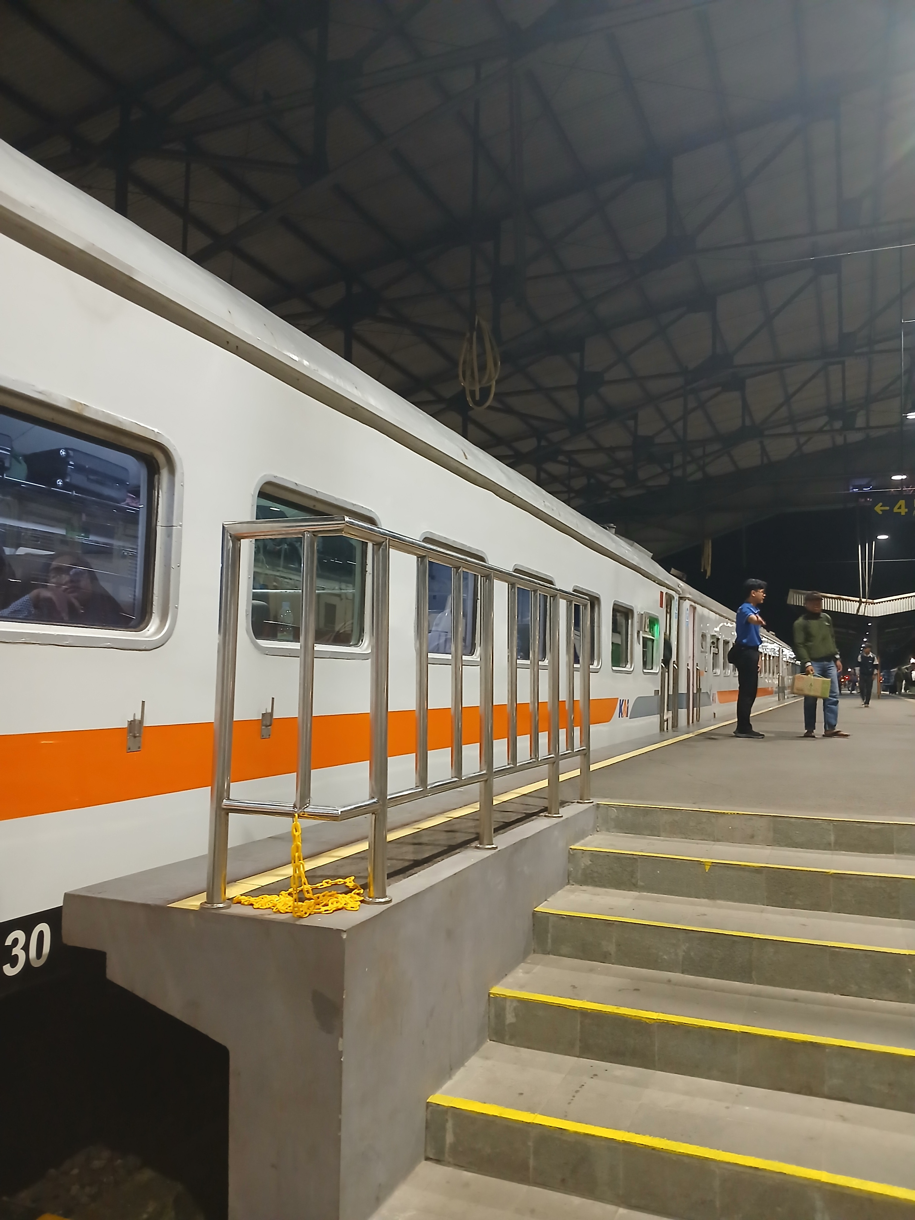 Ka kahuripan di Stasiun Indonesia - foto kereta api terbaru