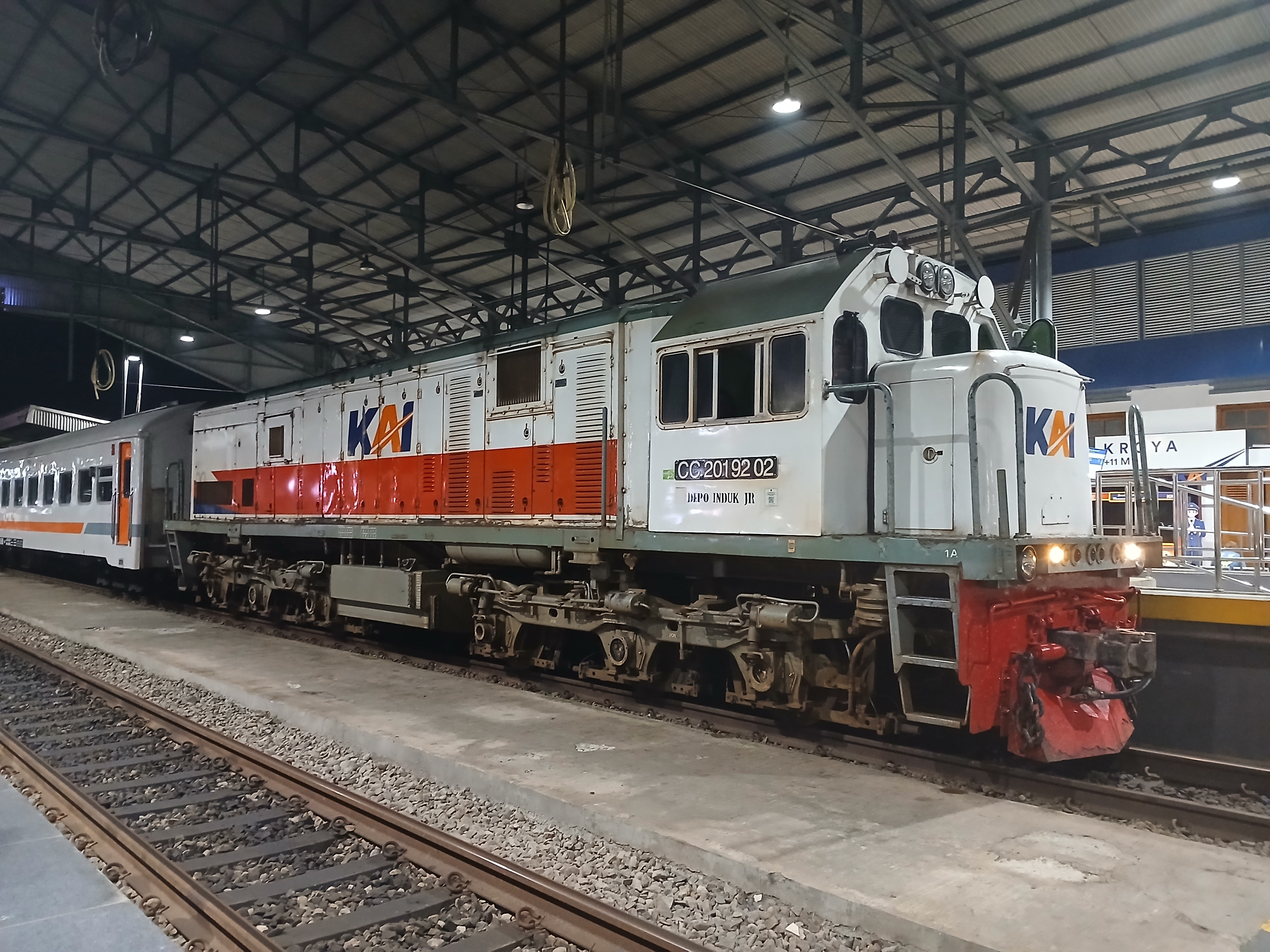 Cc 201 92 02 di Stasiun Indonesia - foto kereta api terbaru