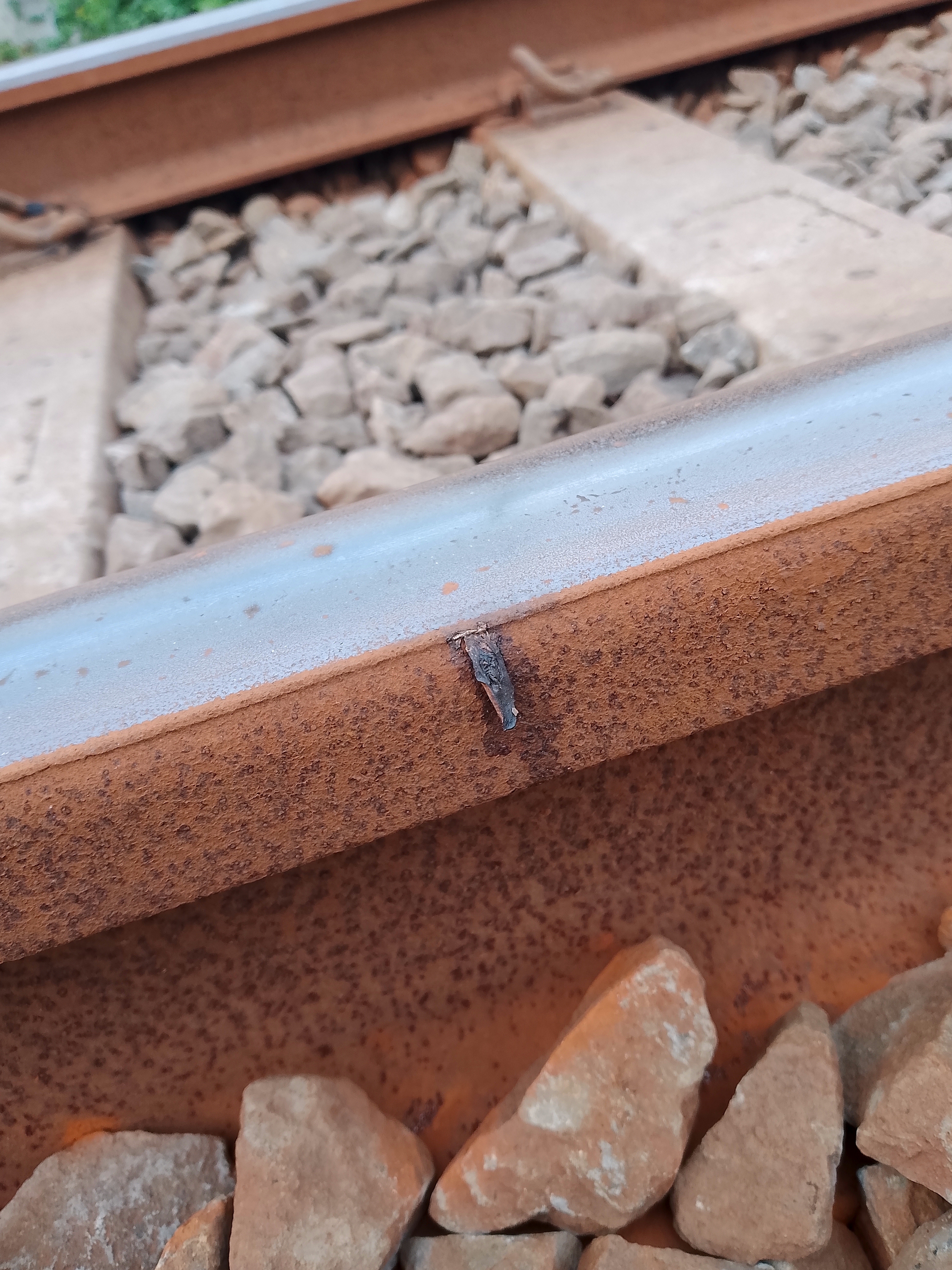 kelabang kelindes KA TAWANG JAYA di Stasiun Indonesia - foto kereta api terbaru