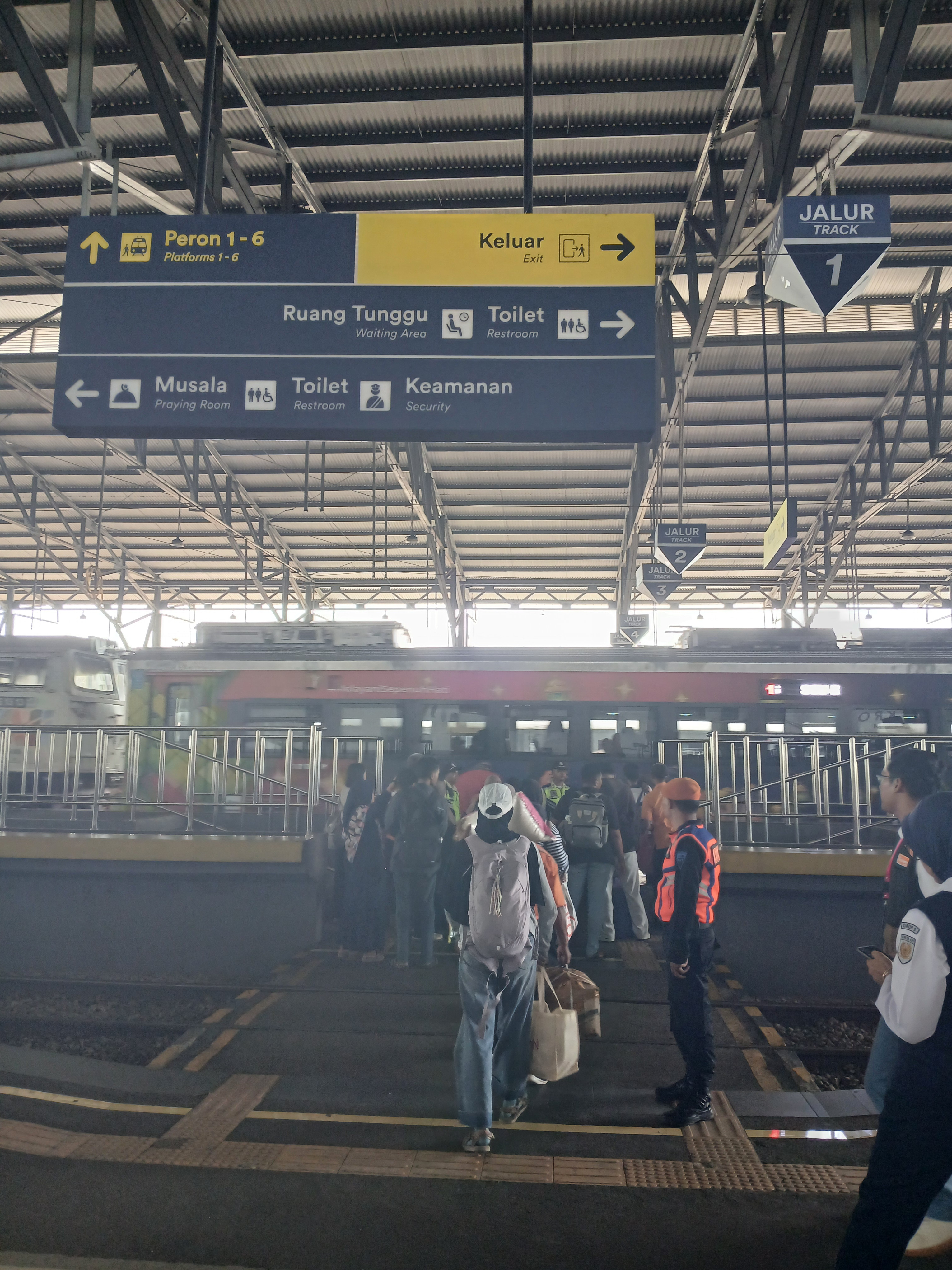 Argo wilis berangkat di Stasiun Indonesia - foto kereta api terbaru