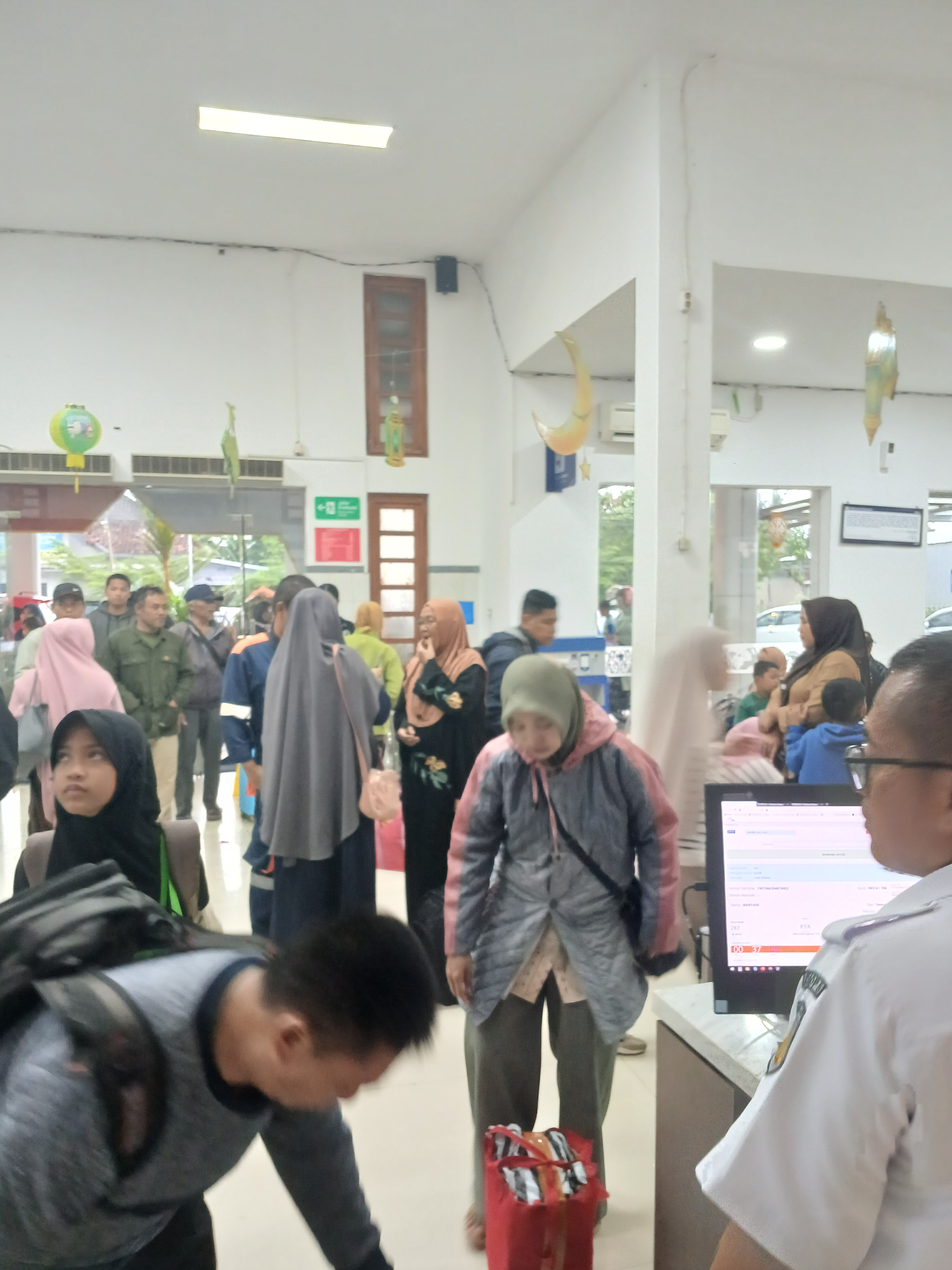 Situasi arus balik stasiun kroya di Stasiun Indonesia - foto kereta api terbaru