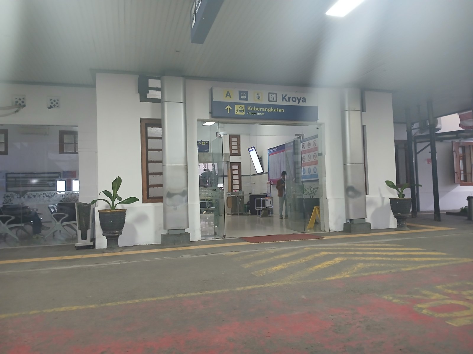 Pintu keberangkatan stasiun kroya saat pagi hari