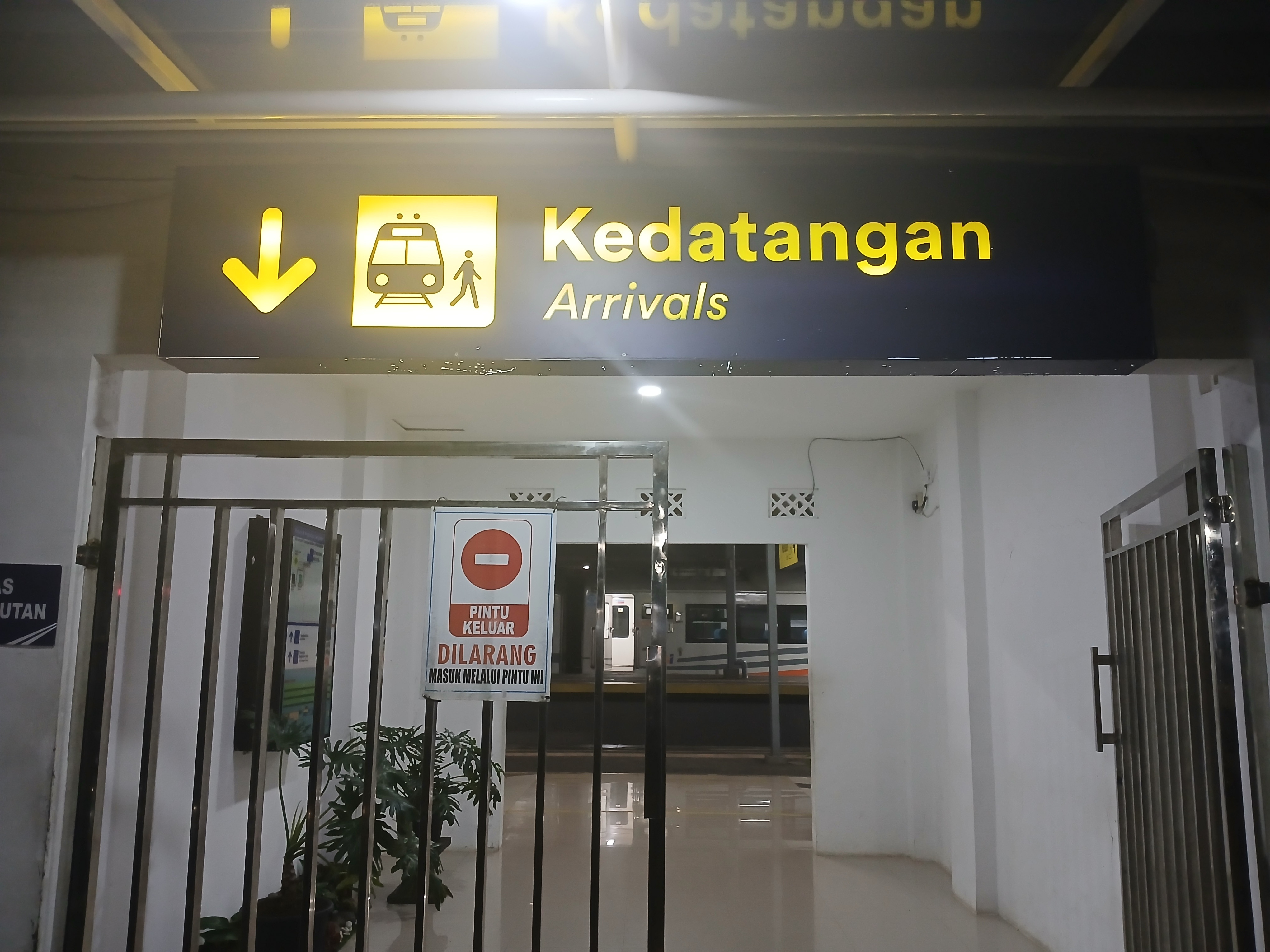 Pintu kedatangan stasiun kroya