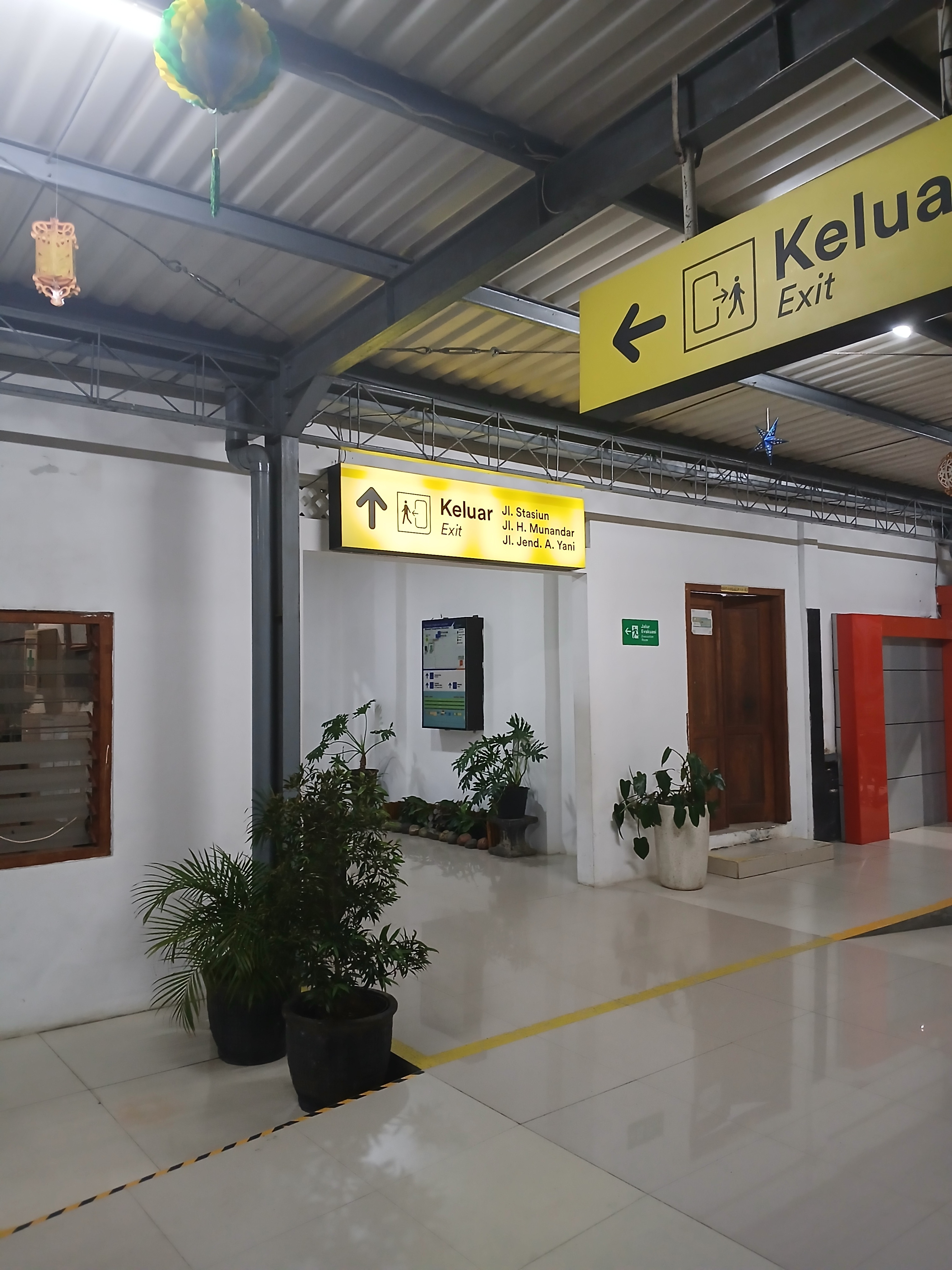 Pintu keluar stasiun kroya di Stasiun Indonesia - foto kereta api terbaru