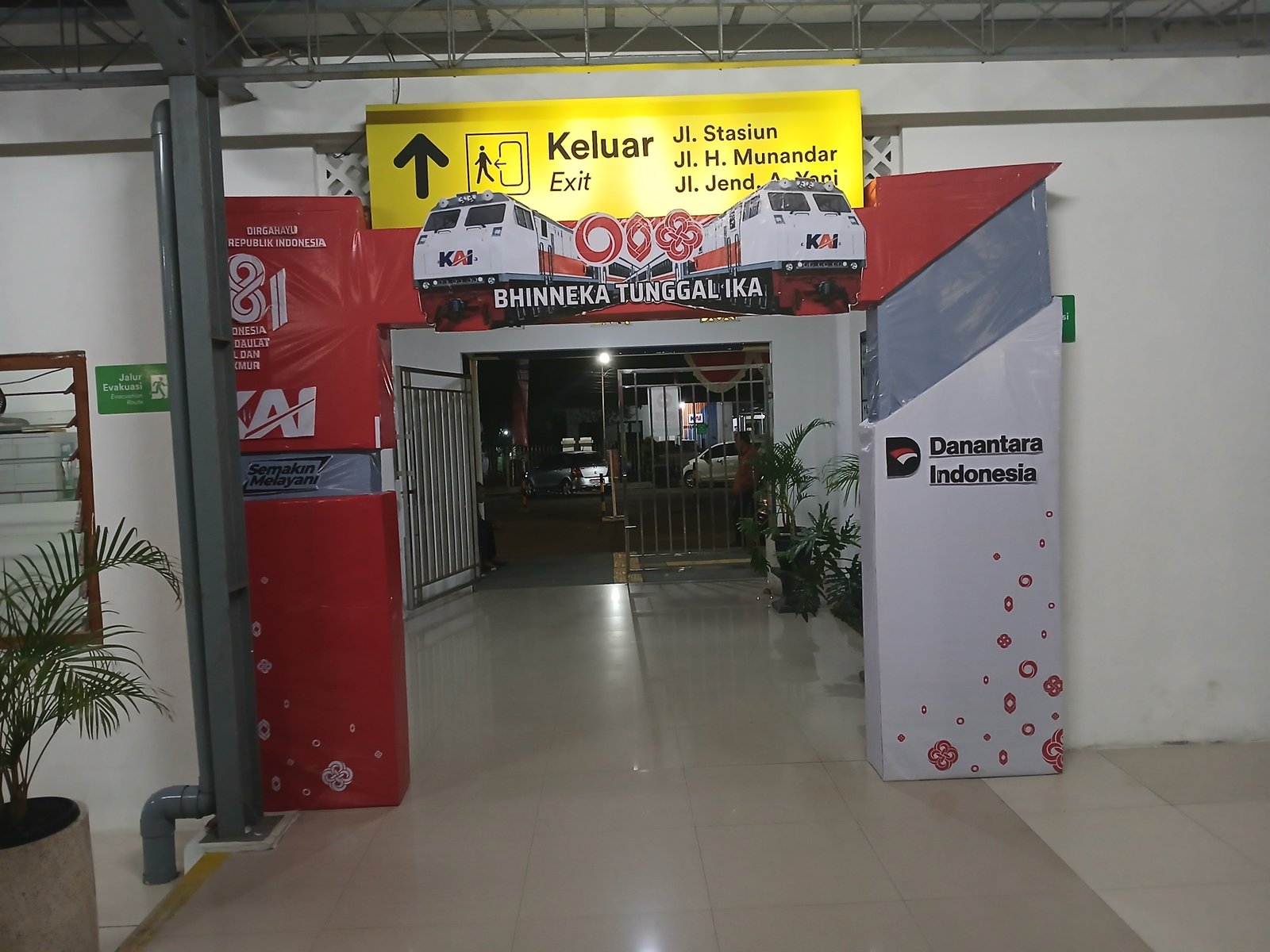 Pintu keluar stasiun kroya edisi kemerdekaan