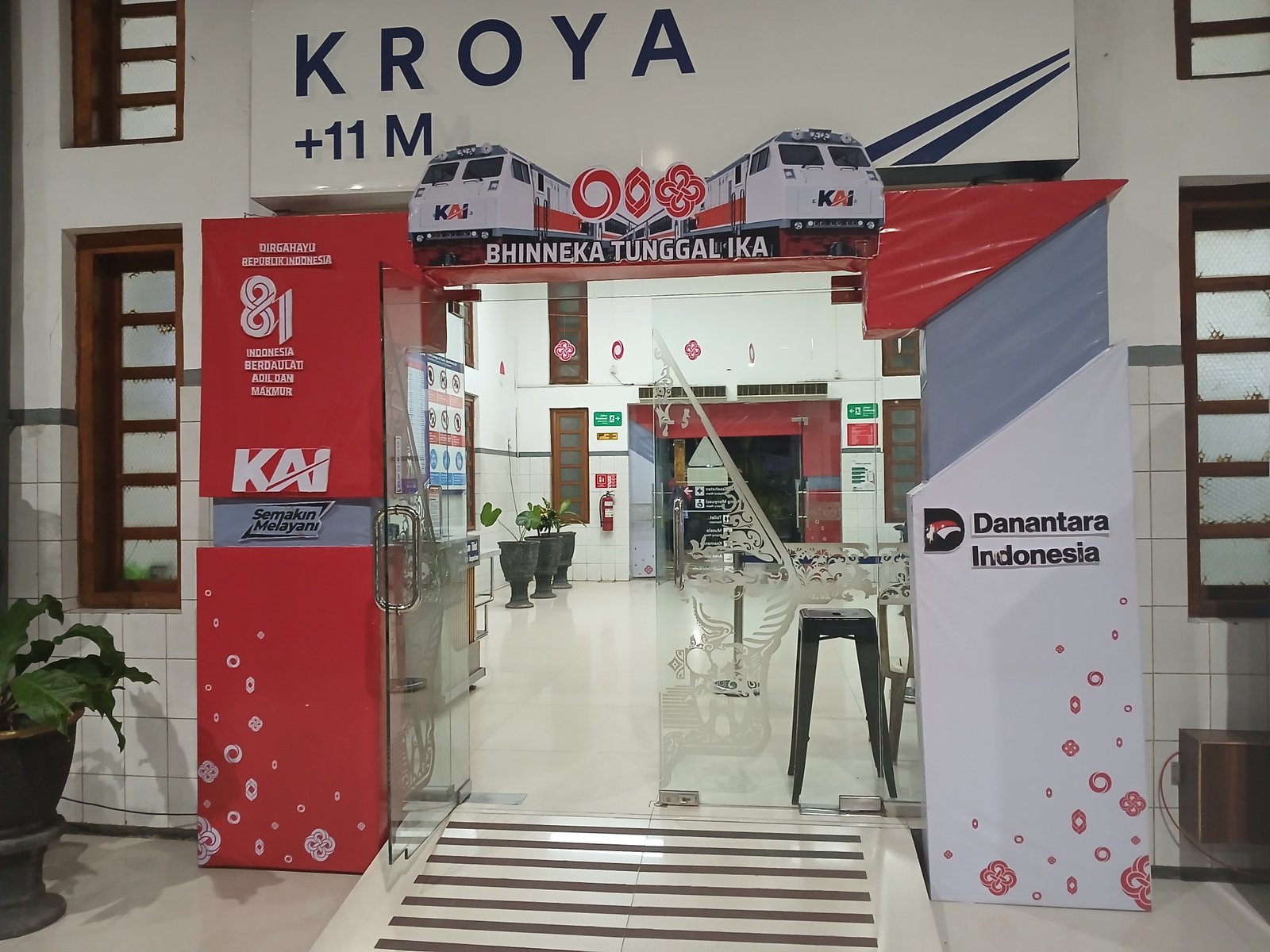 Pintu masuk stasiun kroya edisi kemerdekaan
