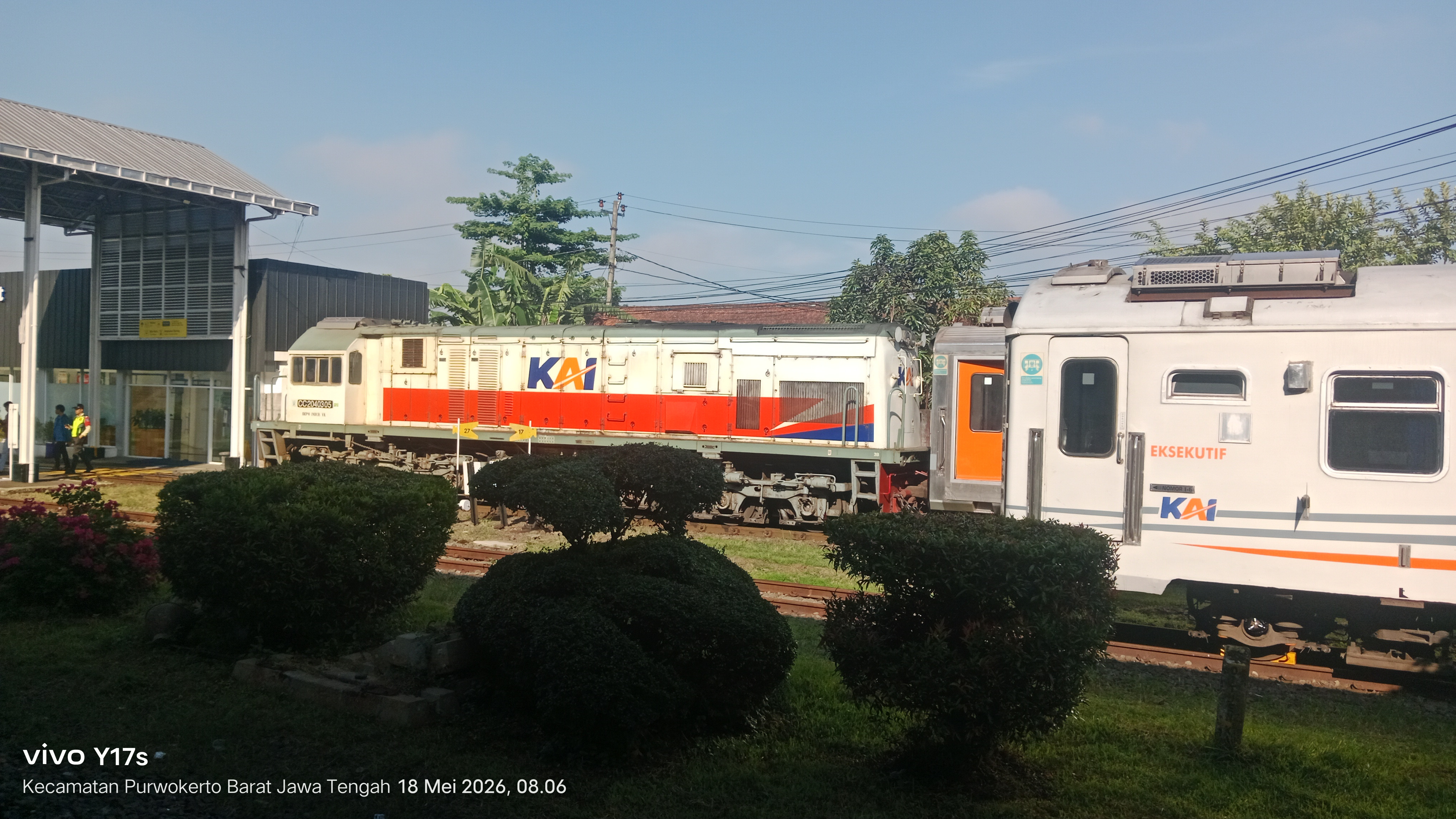 Proses langsiran kereta api di Stasiun Purwokerto