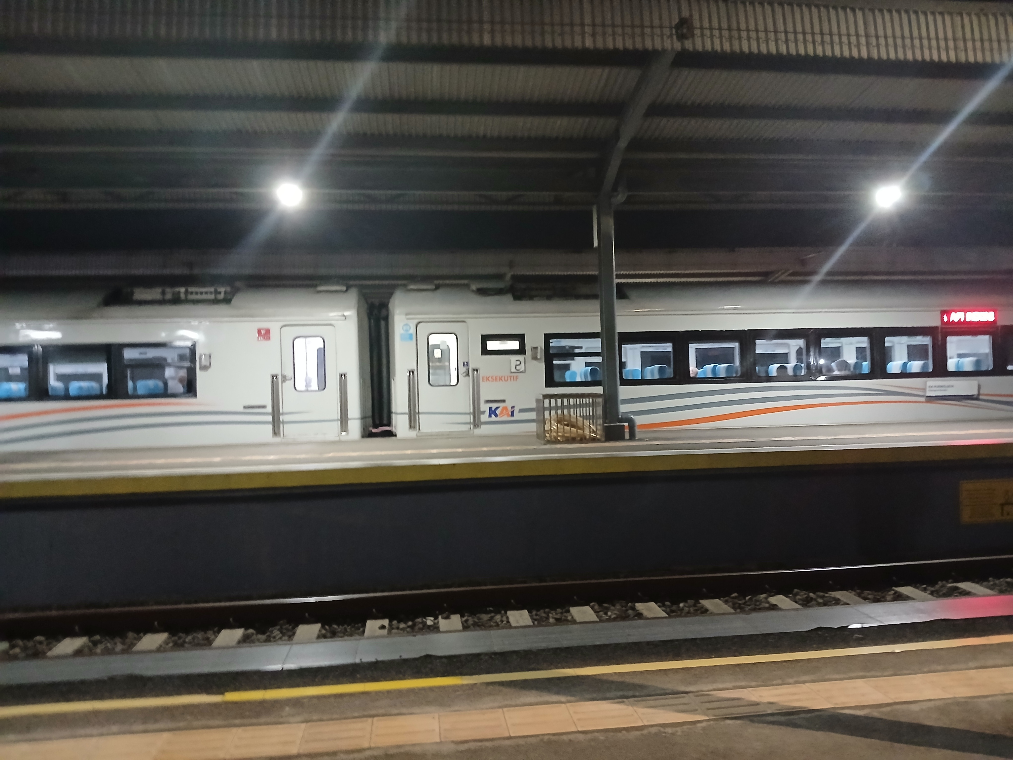 Foto Purwojaya: Mengantar Pagi dari Kroya ke Gambir dengan Nyaman di Indonesia