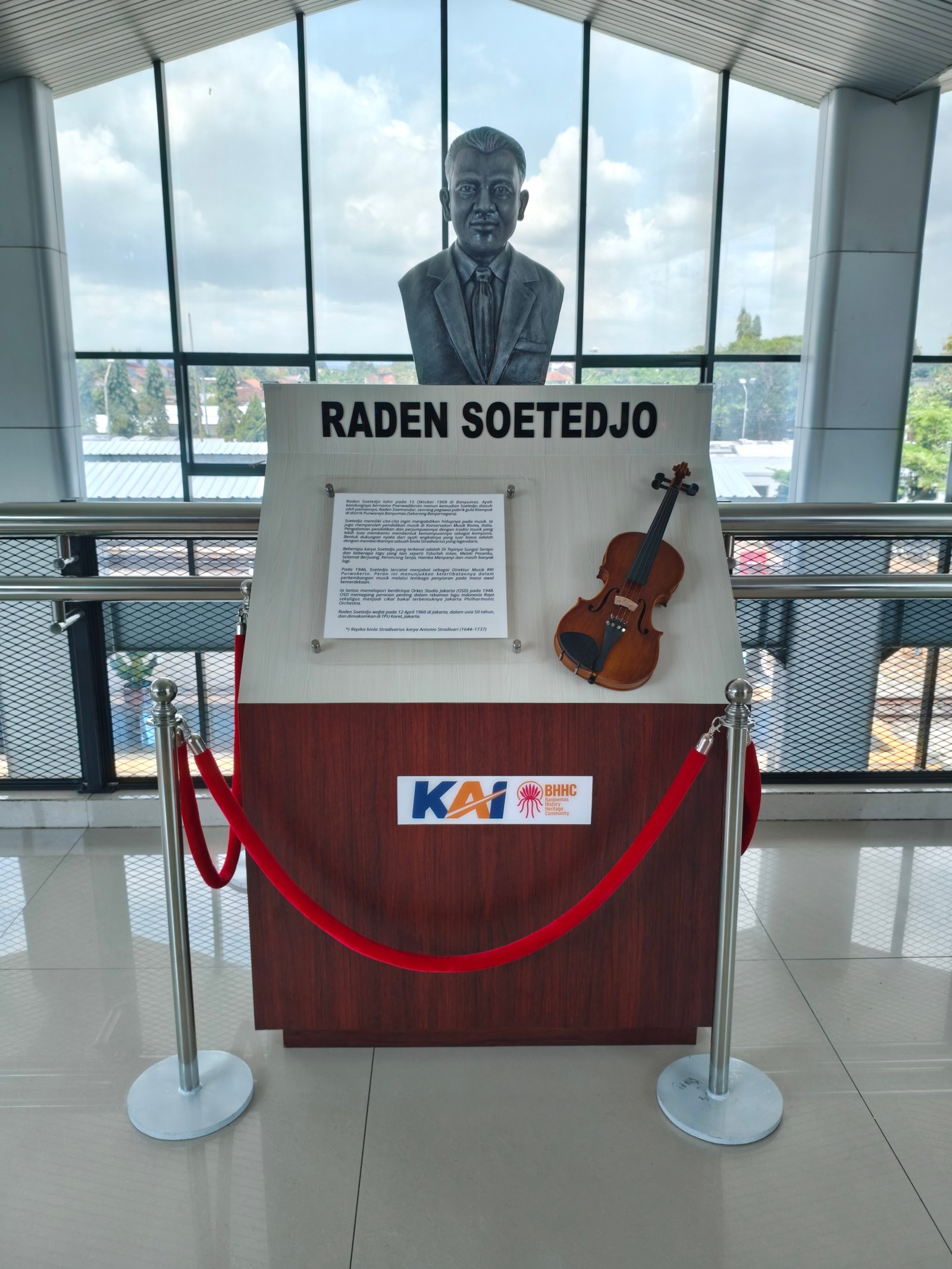 Raden Soetedjo lahir pada 15 Oktober 1909 di Banyumas