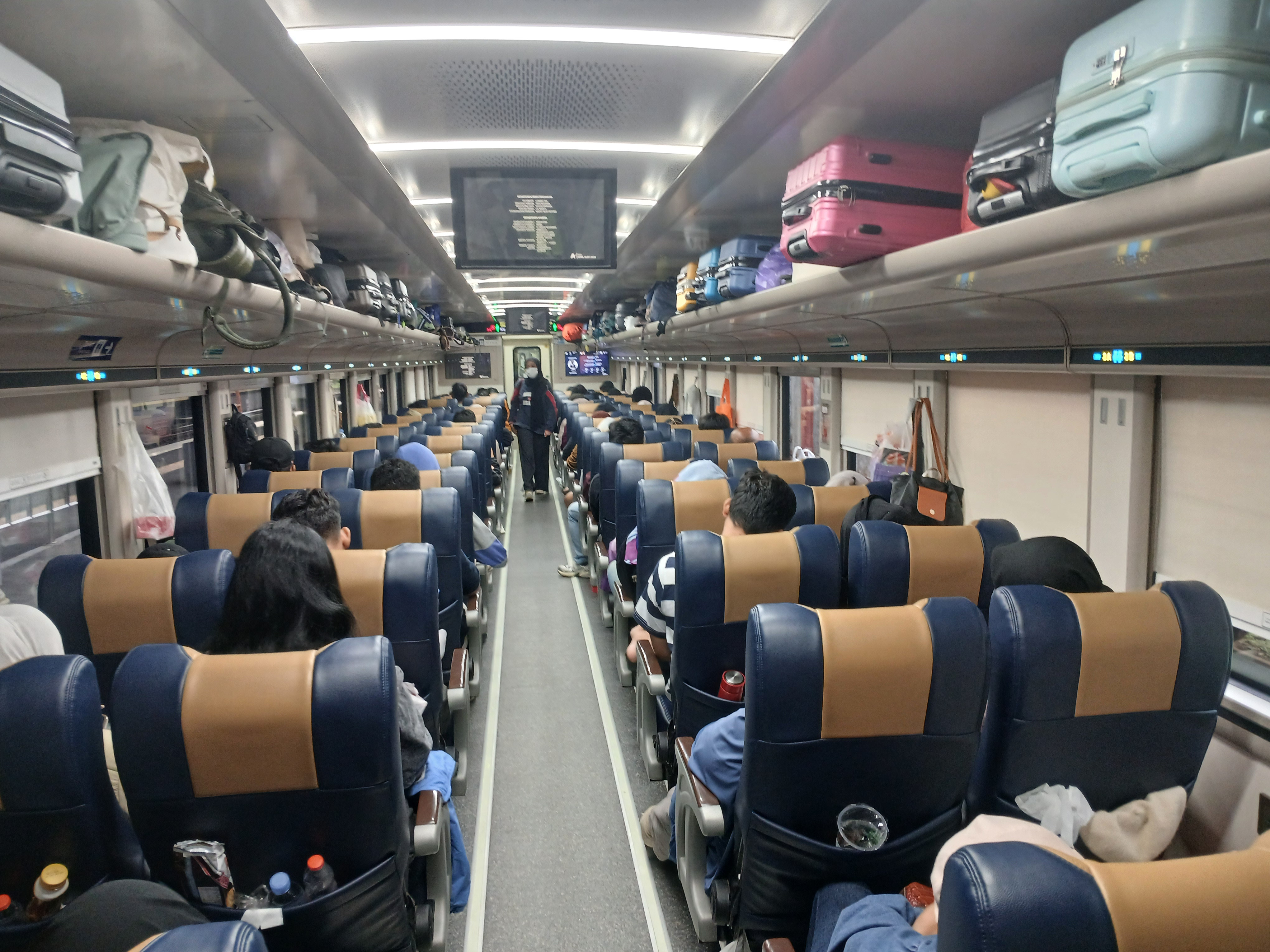 Rangkaian kereta ekonomi ka progo