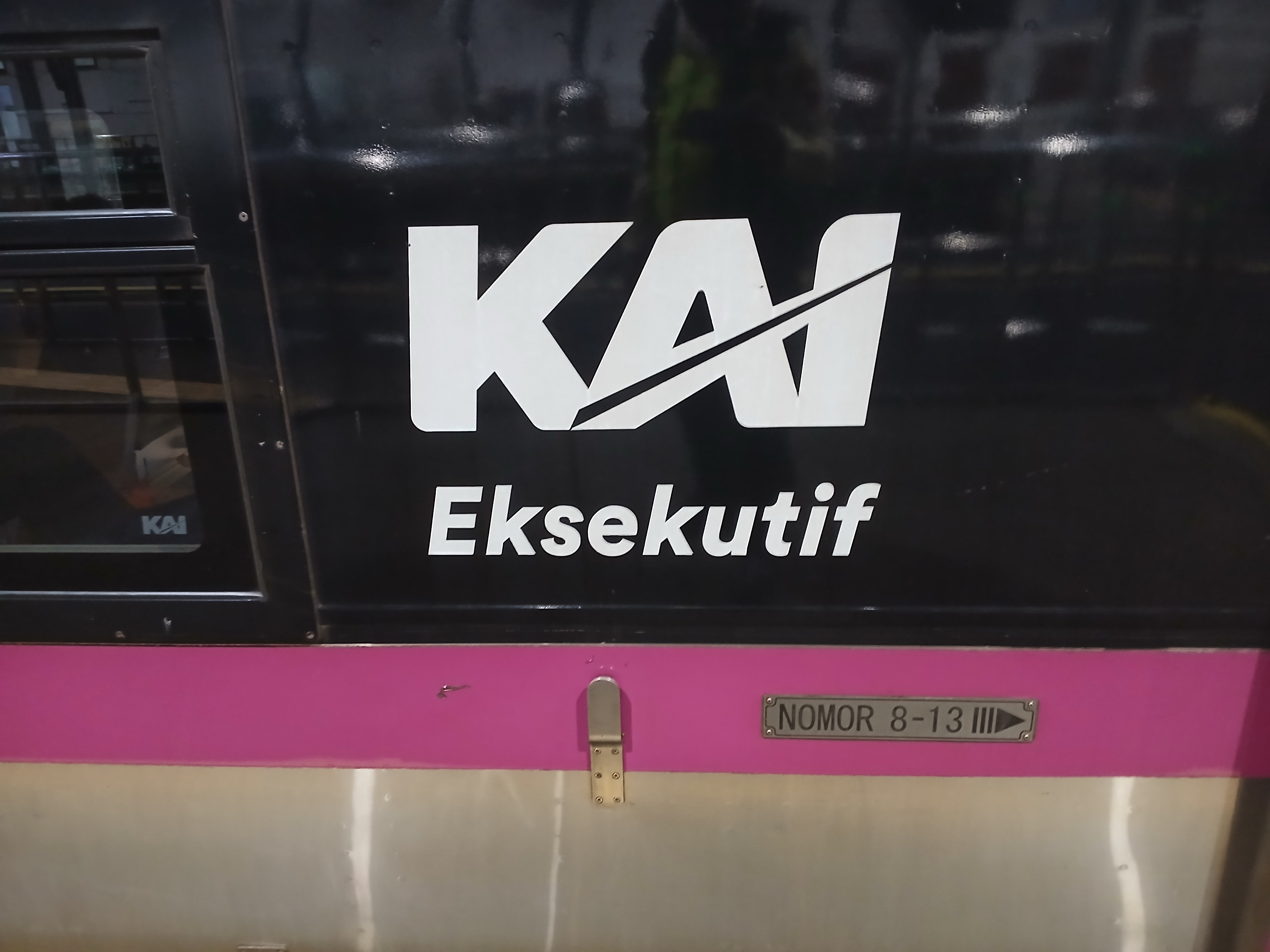 Foto Rangkaian kereta exsekutif gajayana  di Indonesia