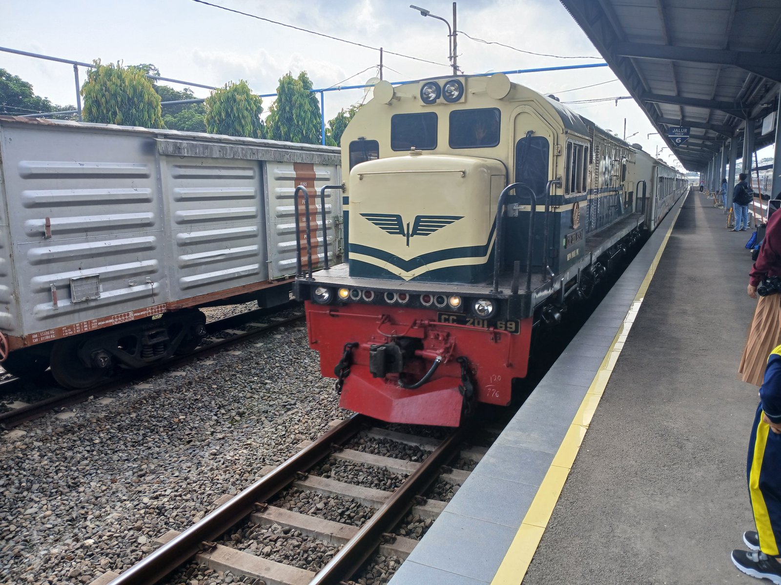 Rangkaian kereta joglosemarkerto di tarik dengan lokomotif legend