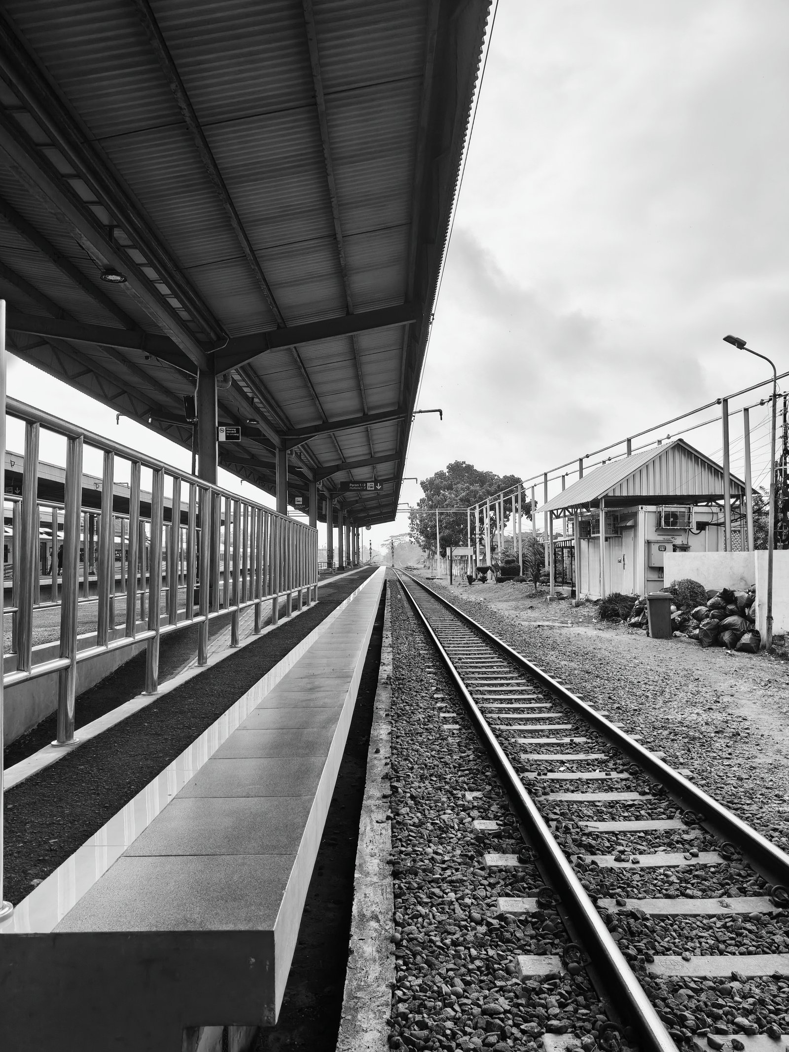 Rel bukan sekadar besi yang membentang. Di atasnya ada ribuan cerita yang terus berjalan.