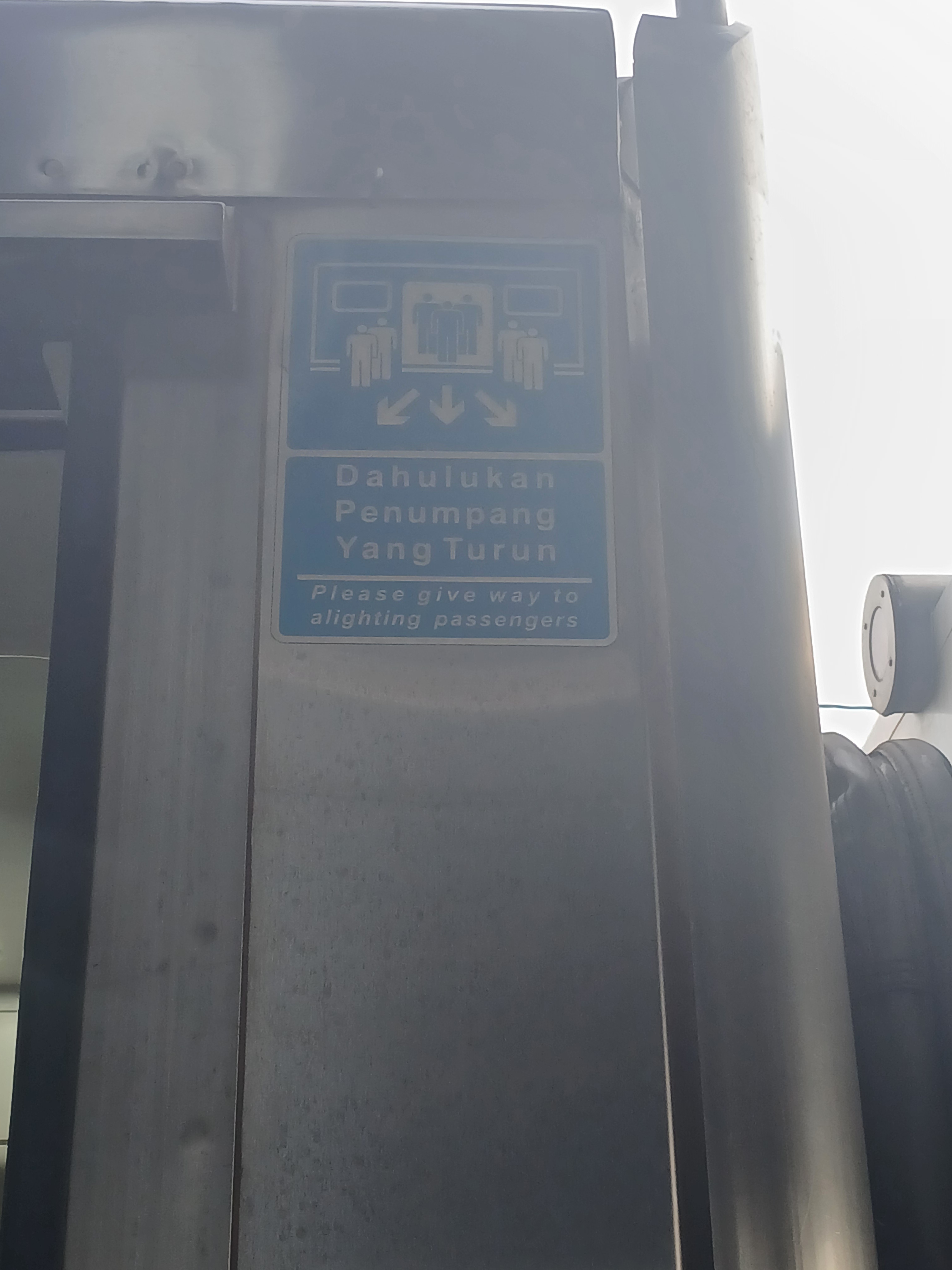 Saat akan memasuki kereta api pasti ada ini di Stasiun Indonesia - foto kereta api terbaru