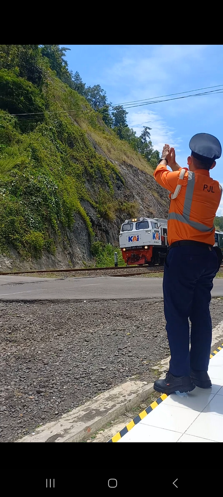 Salam satu lintas di Stasiun Indonesia - foto kereta api terbaru