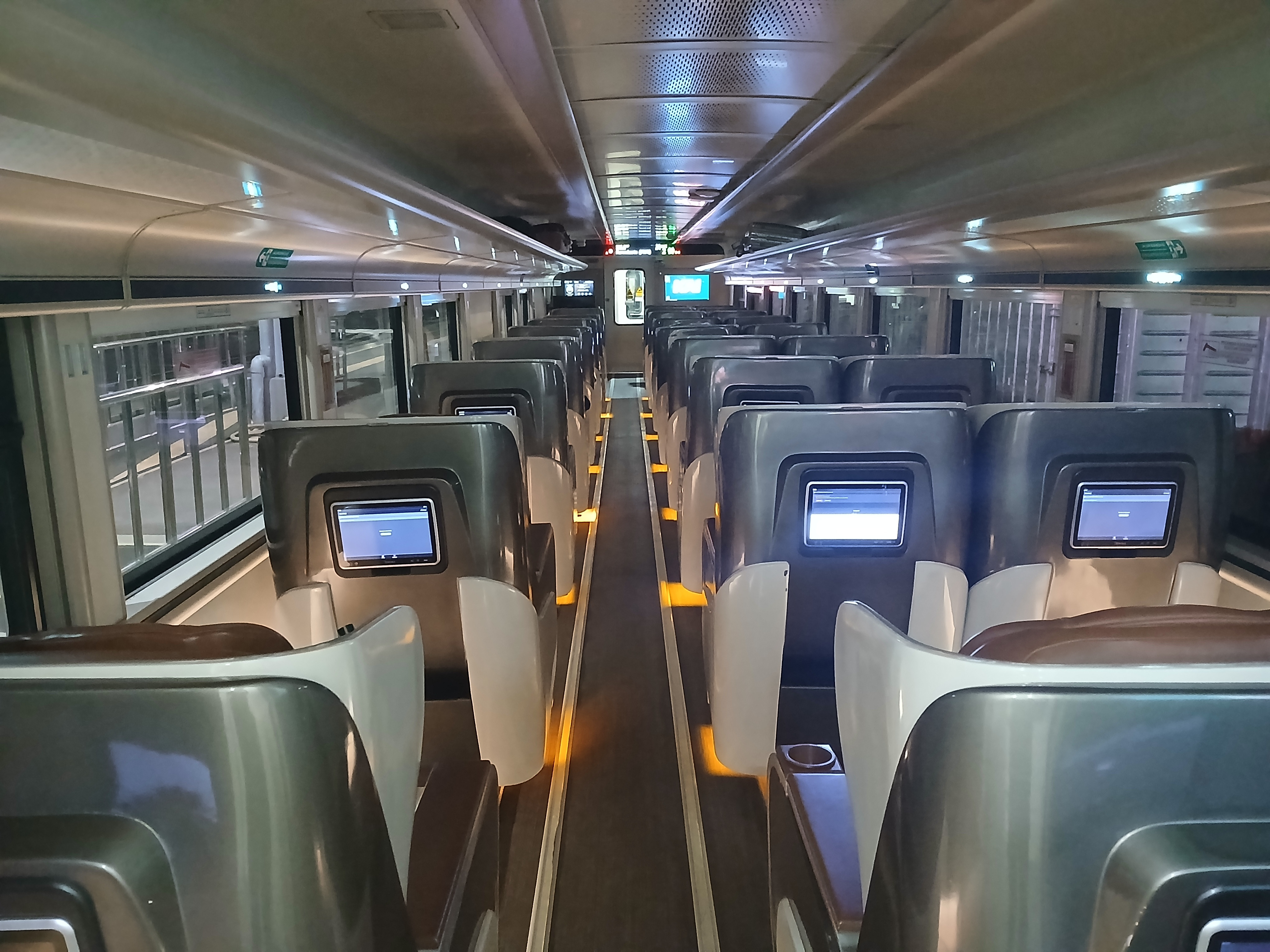 Sensasi naik kereta taksaka luxuri