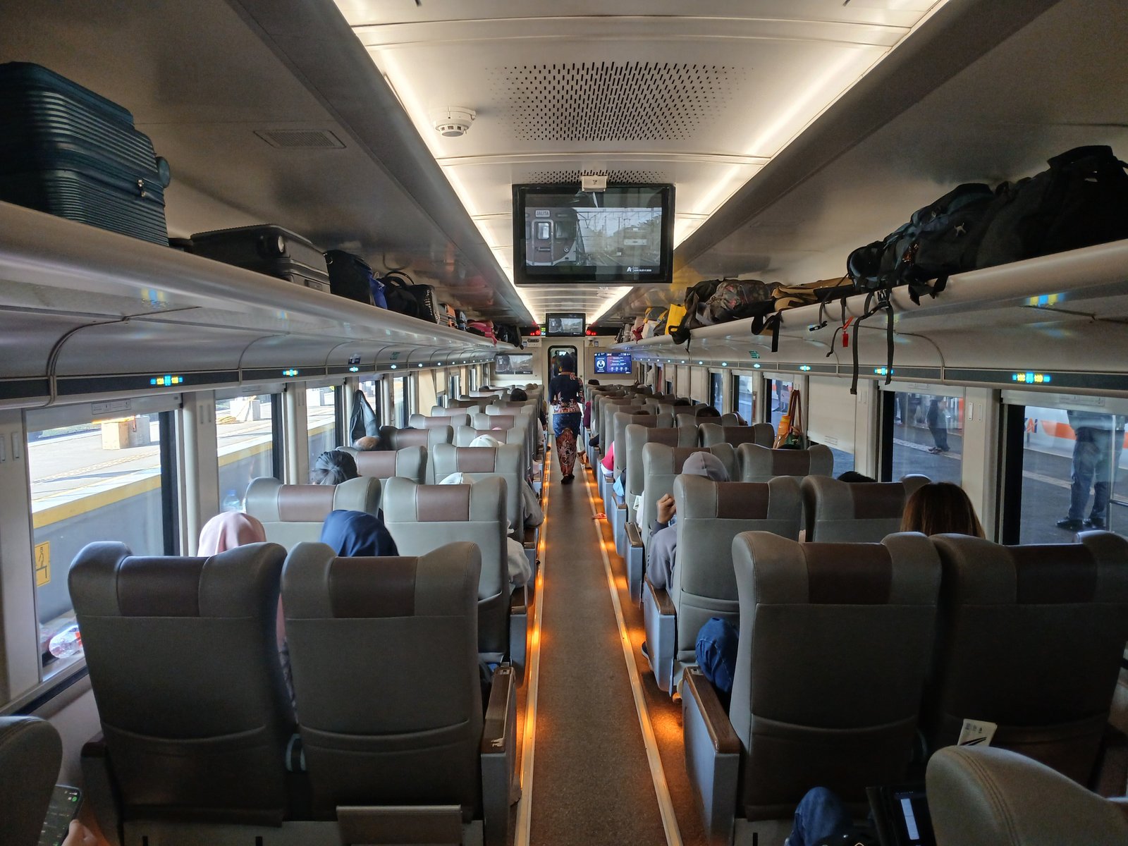 Serunya naik kereta ekonomi gen 2