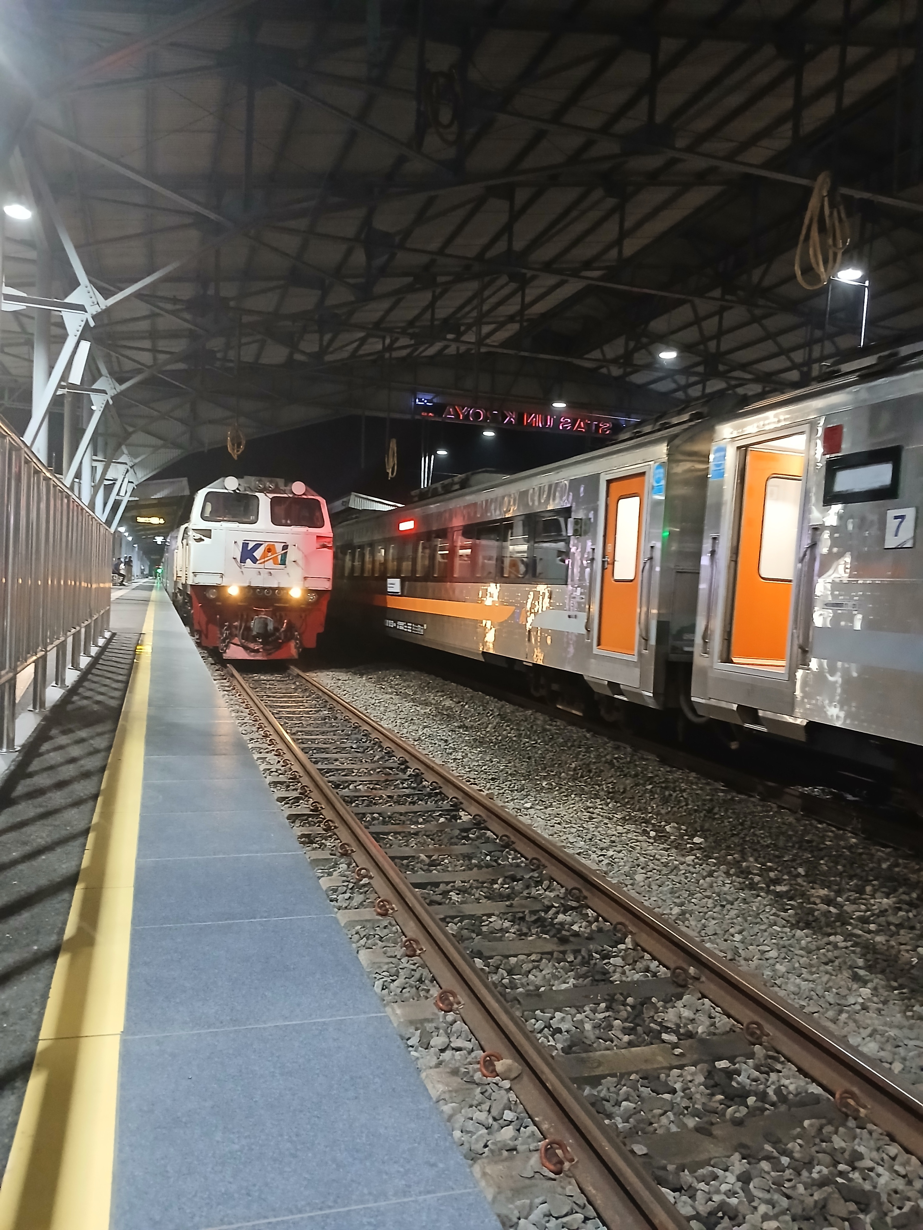 Si kinclong dan si puong di Stasiun Indonesia - foto kereta api terbaru