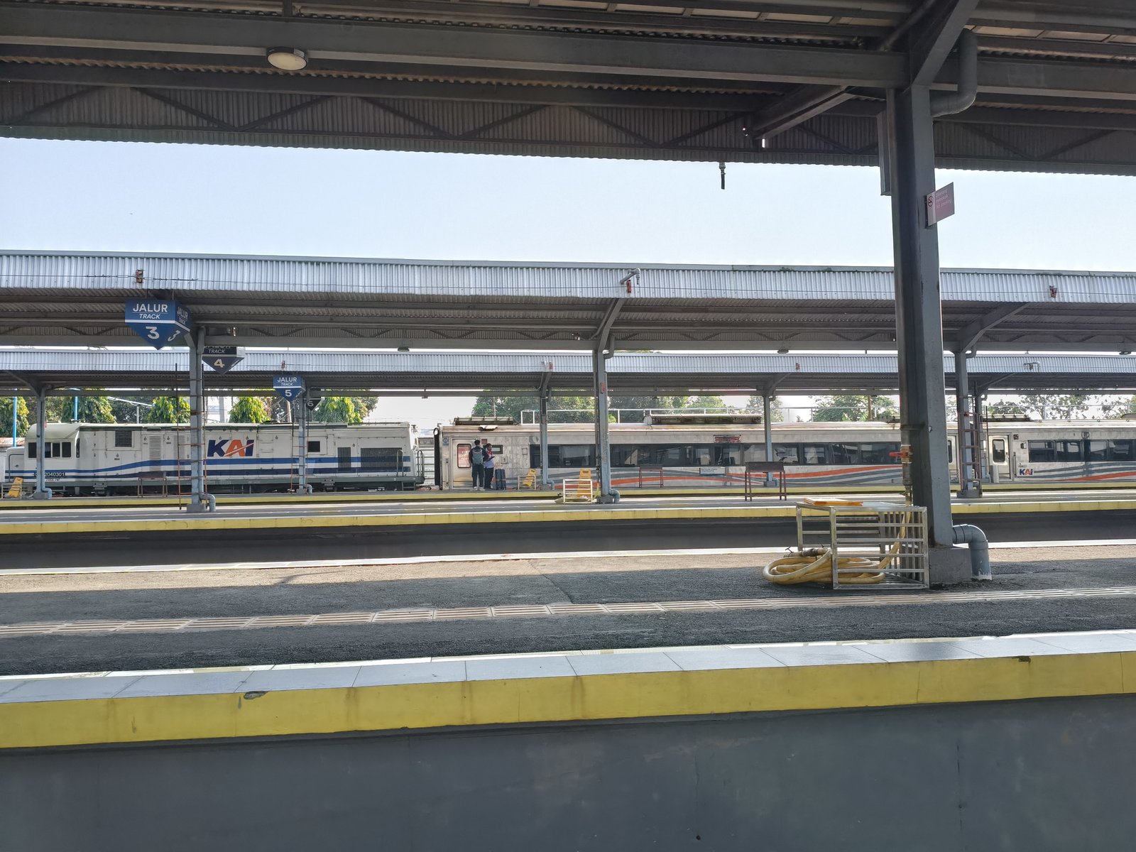 Siap melaju mengantarkan penumpang kereta api dari stasiun Kroya