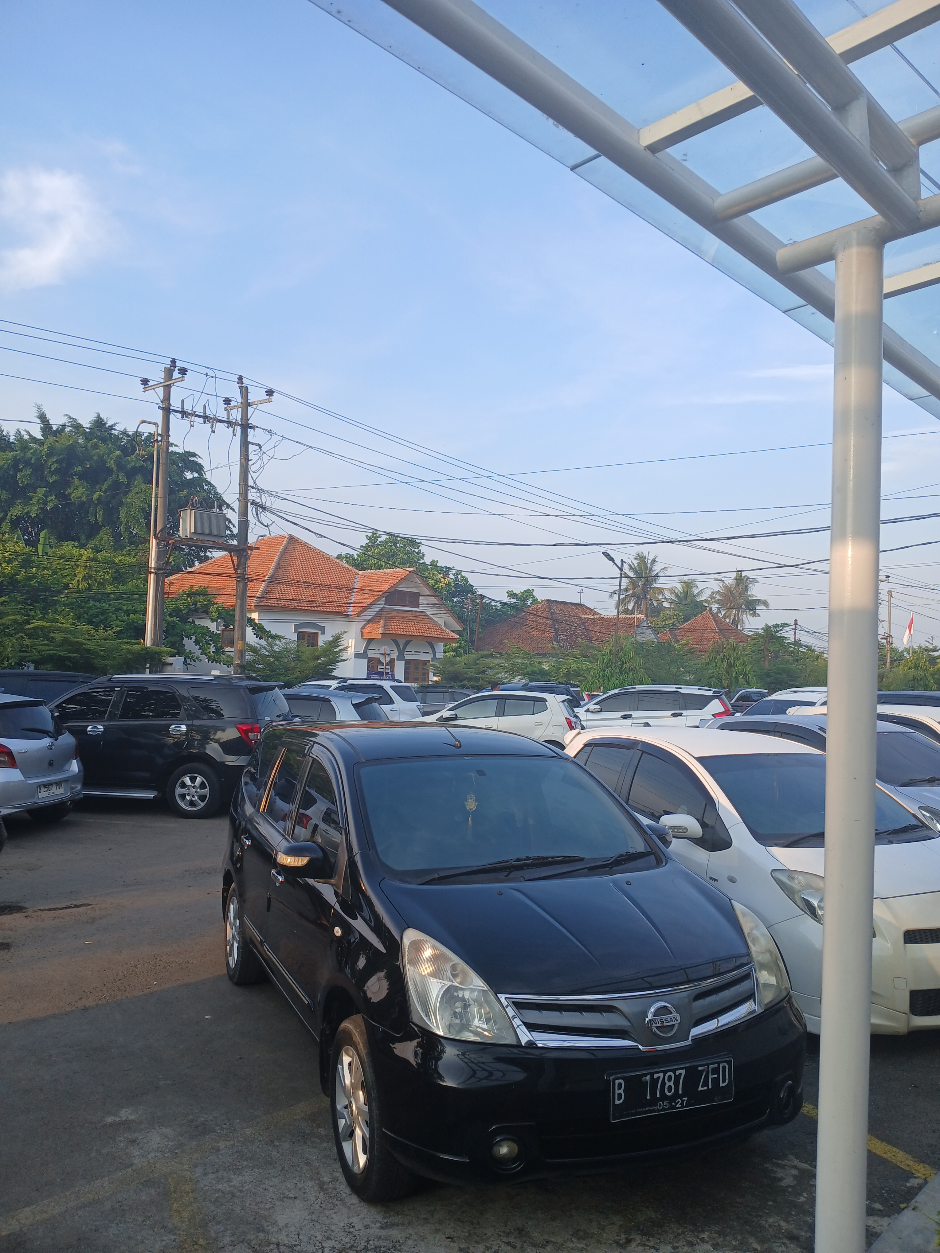 Situasi dan kondisi area parkir stasiun kroya di Indonesia - foto kereta api