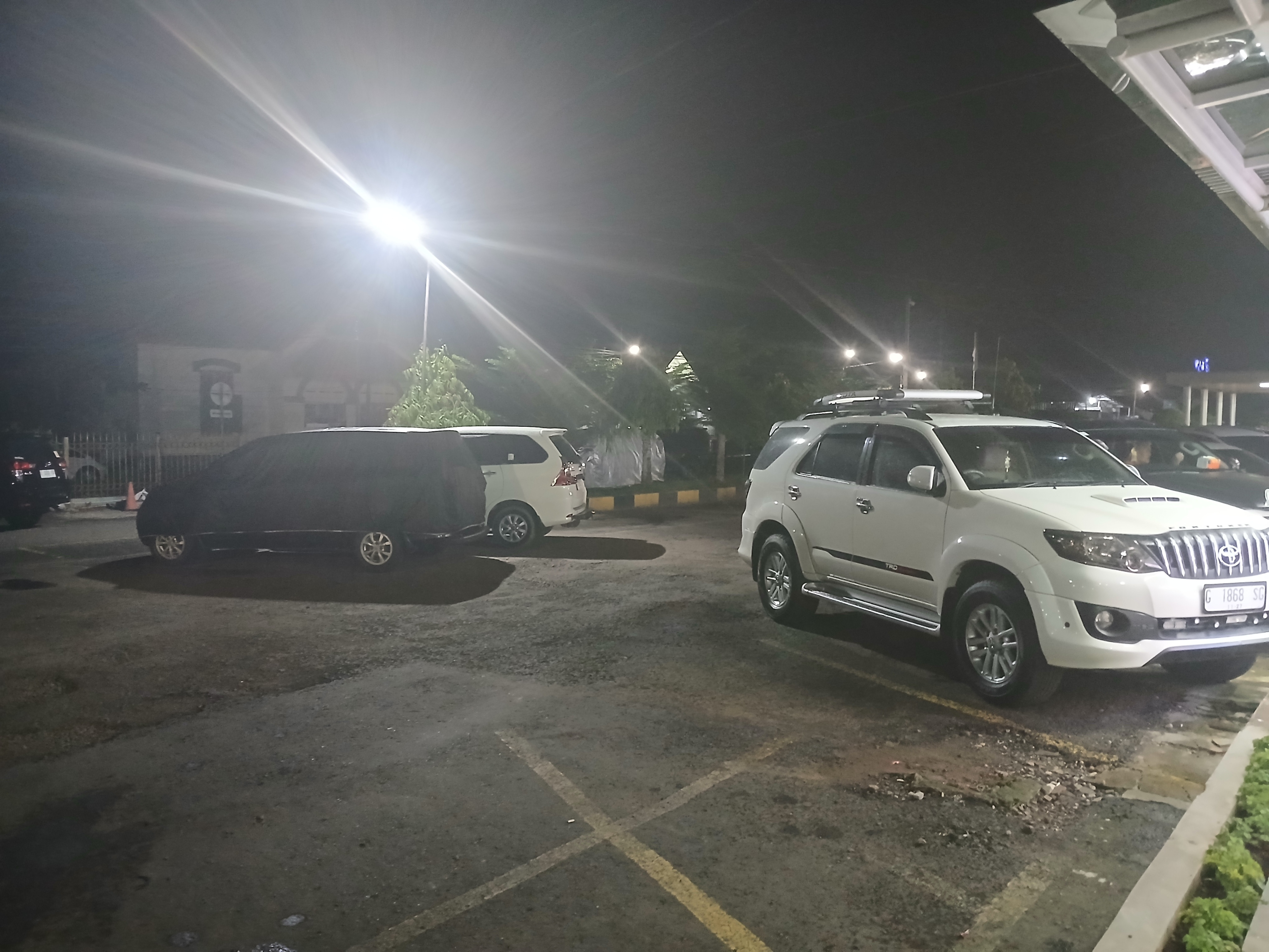 Foto Situasi dan kondisi area parkir stasiun kroya di Indonesia