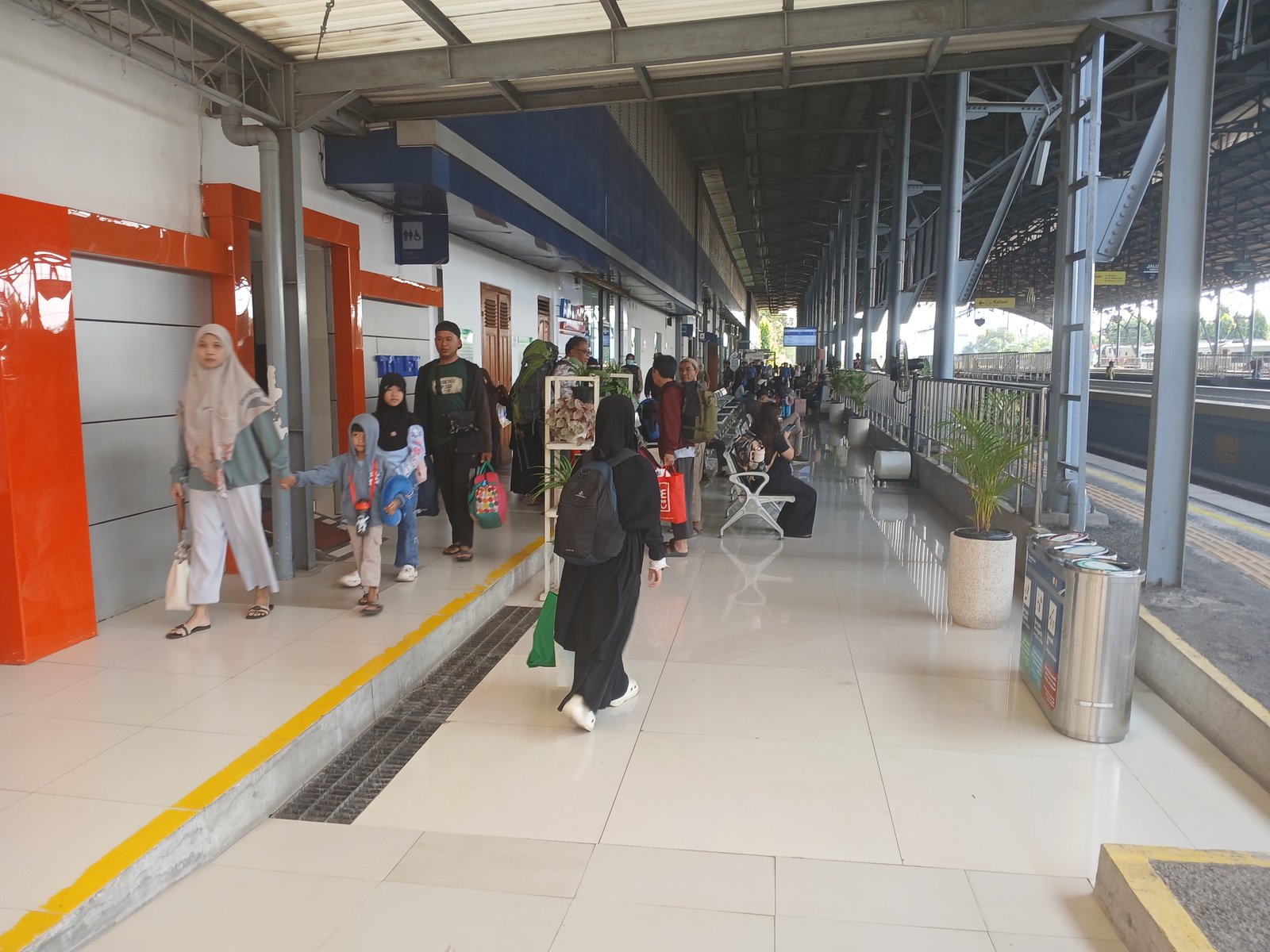 Situasi dan kondisi saat kereta bengawan tiba di stasiun kroya