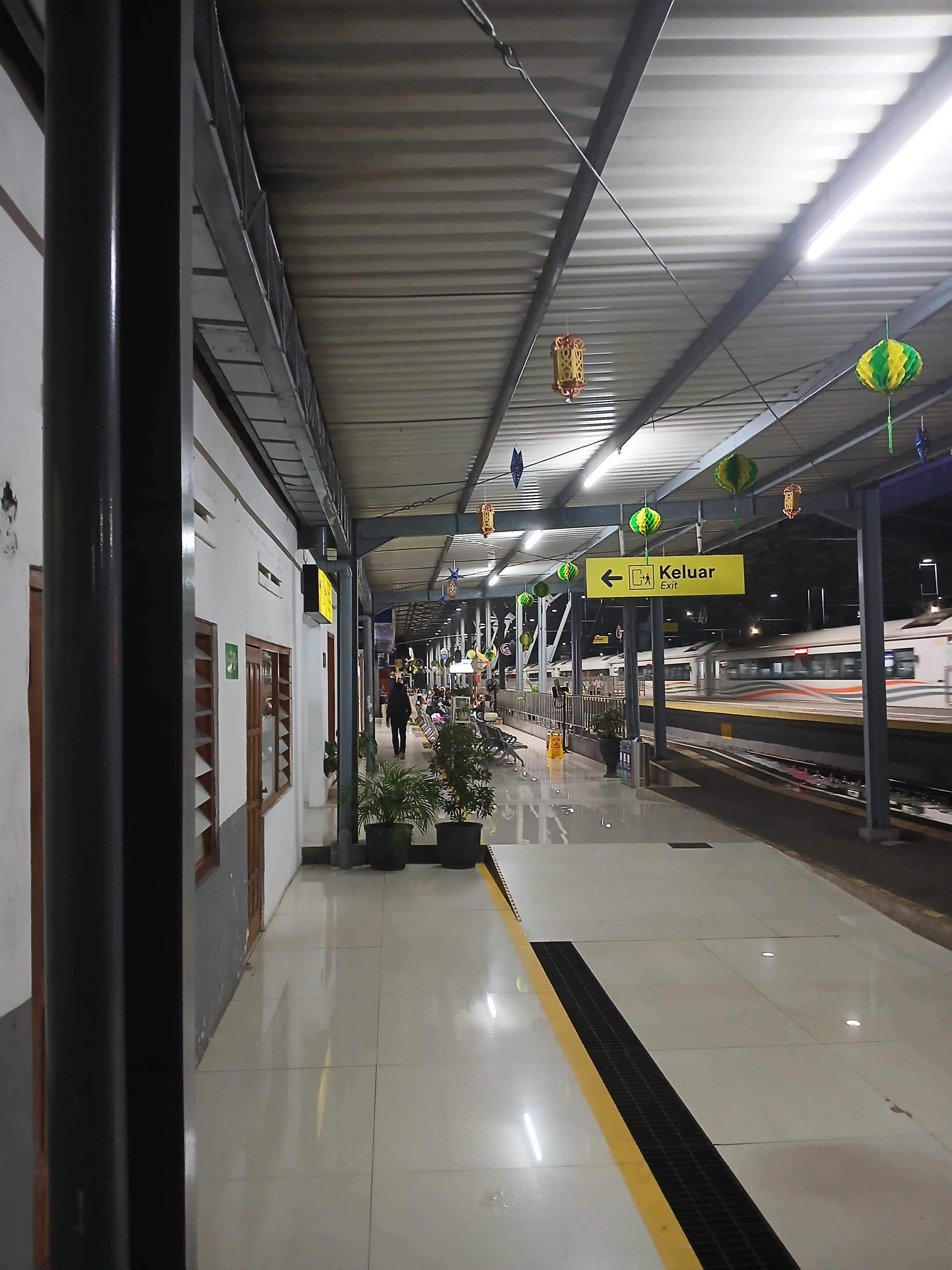 Situasi dan kondisi stasiun kroya di Stasiun Indonesia - foto kereta api terbaru
