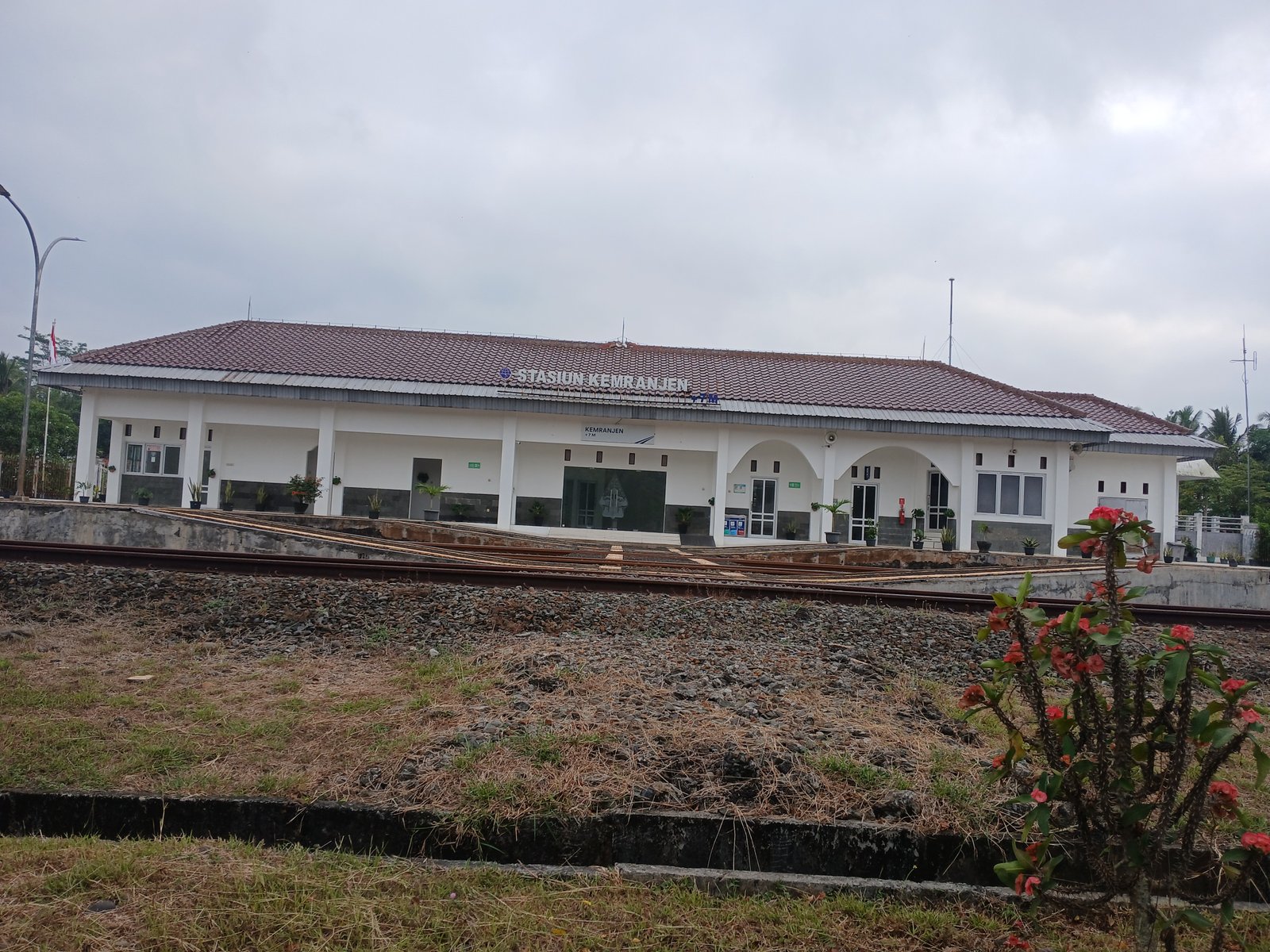 Stasiun kemranjen di foto dari sebelah selatan stasiun