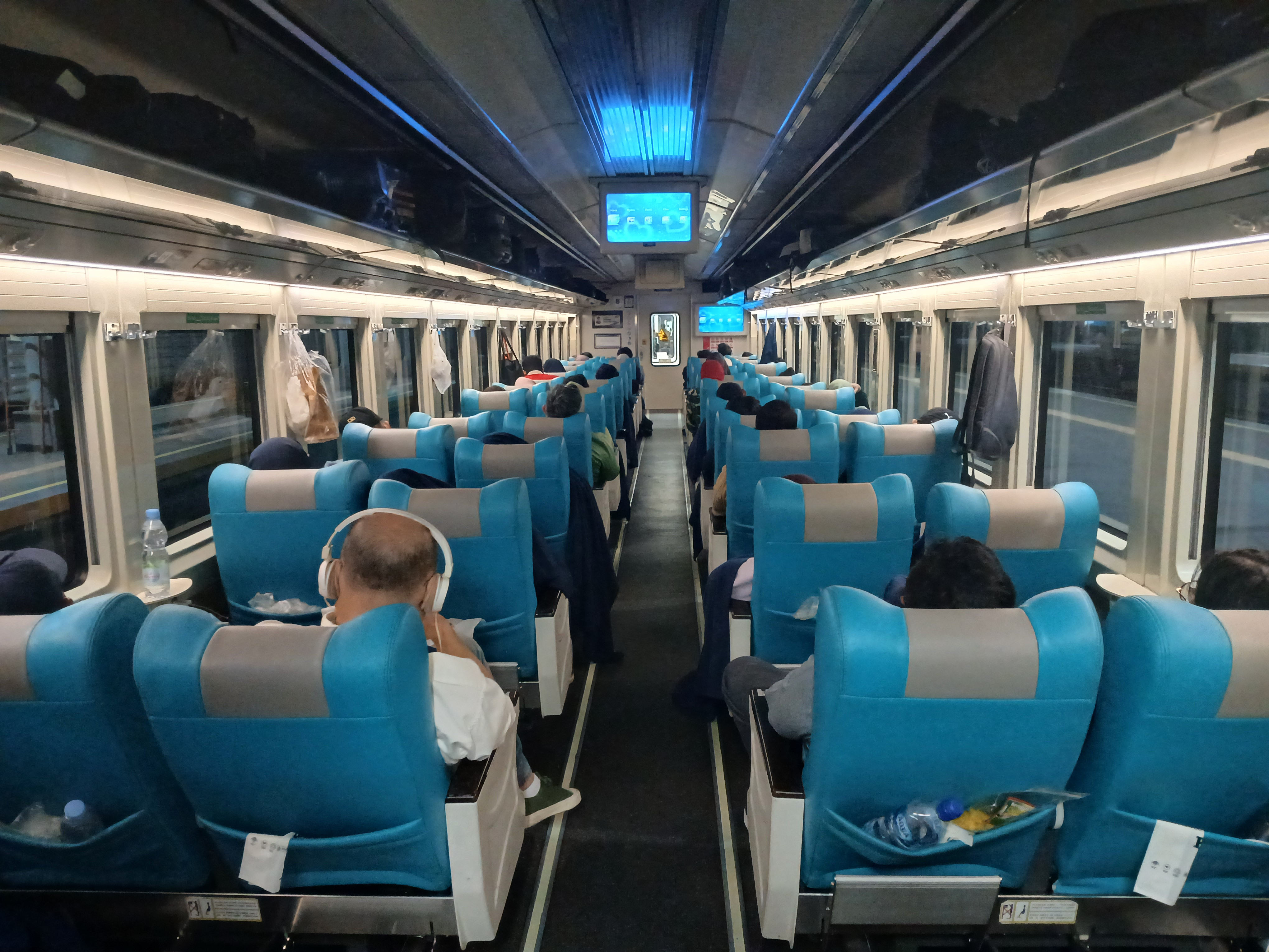 Suasana malam saat naik kereta manahan tujuan solo balapan