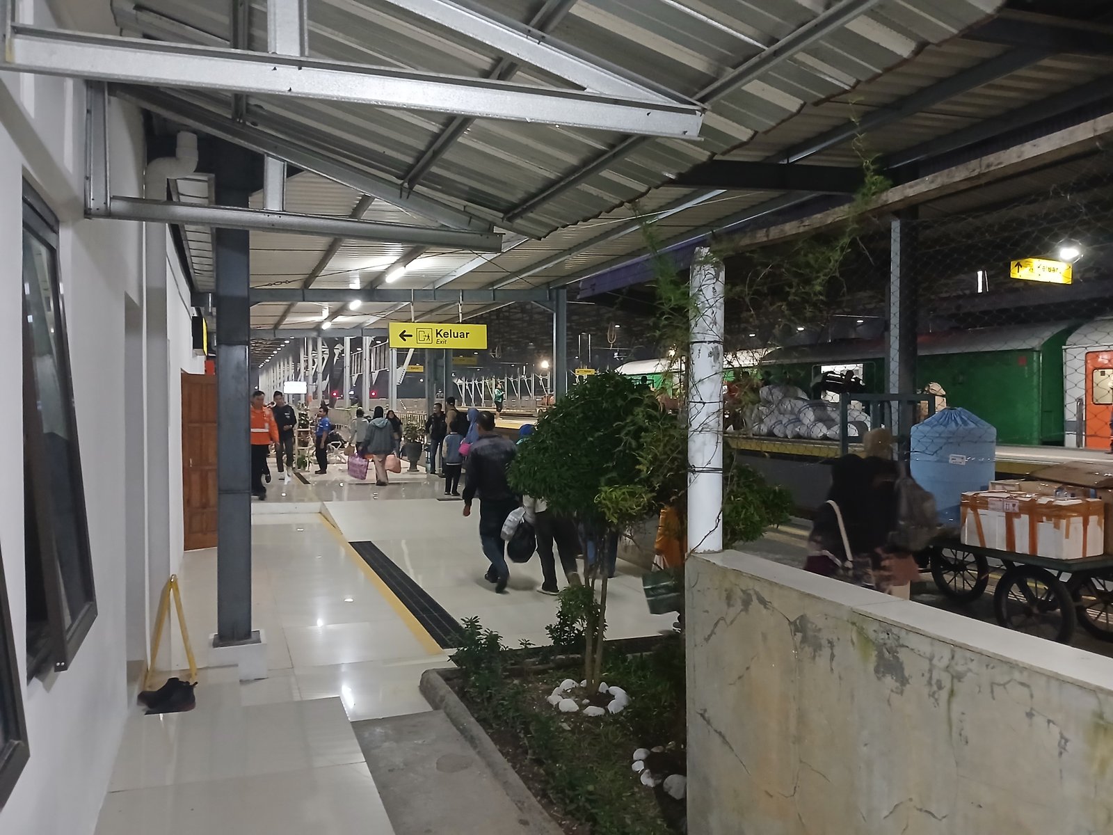 Suasana saat kereta api serayu tujuan stasiun purwokerto tiba di stasiun kroya