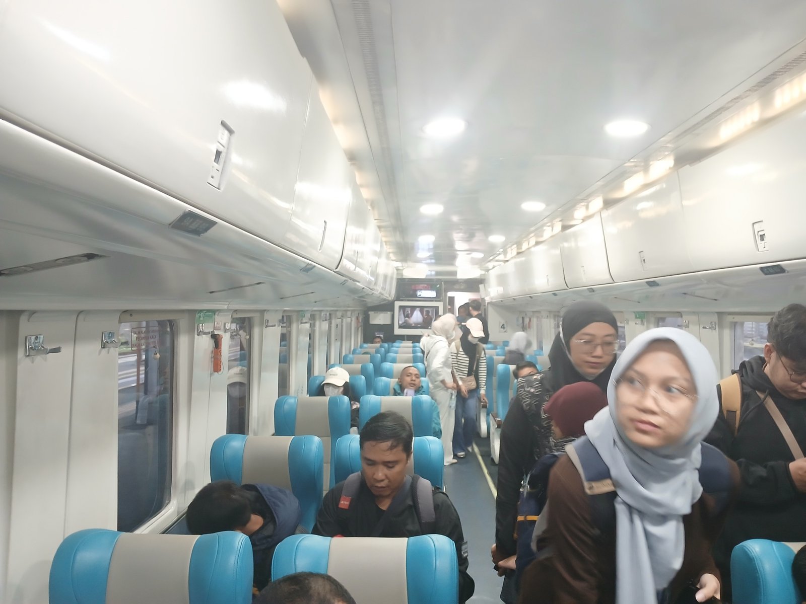 Suasana saat naik kereta api joglosemarkerto tujuan yogyakarta
