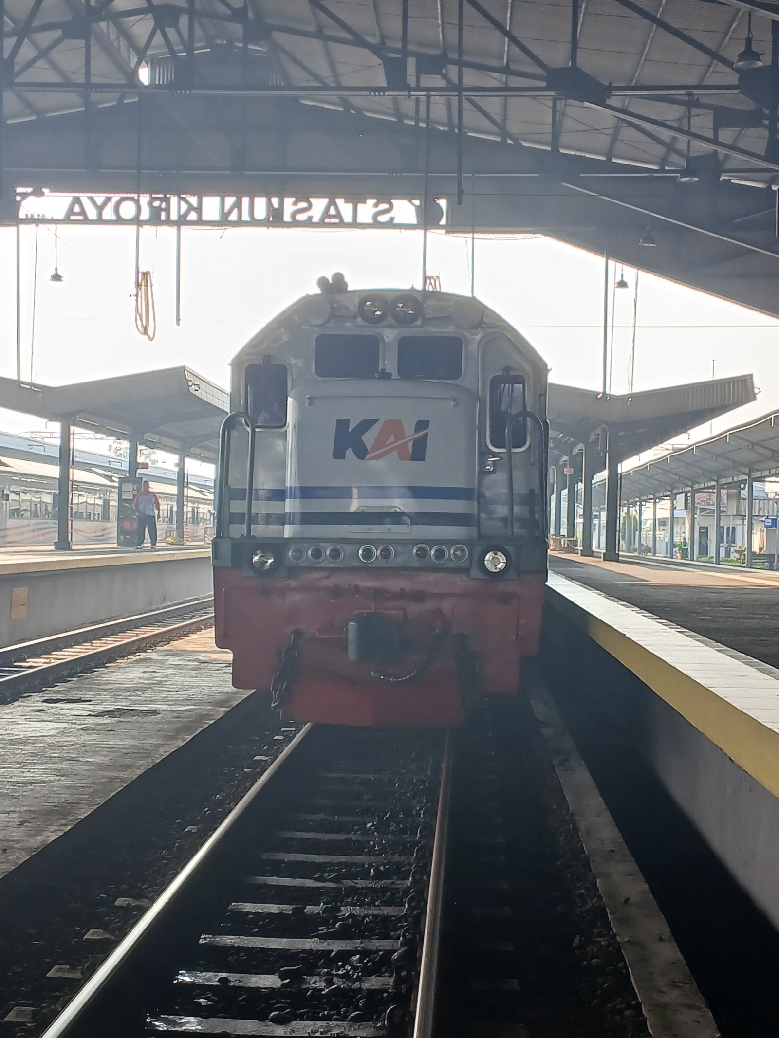Tampak depan lokomotif biru putih yang menarik