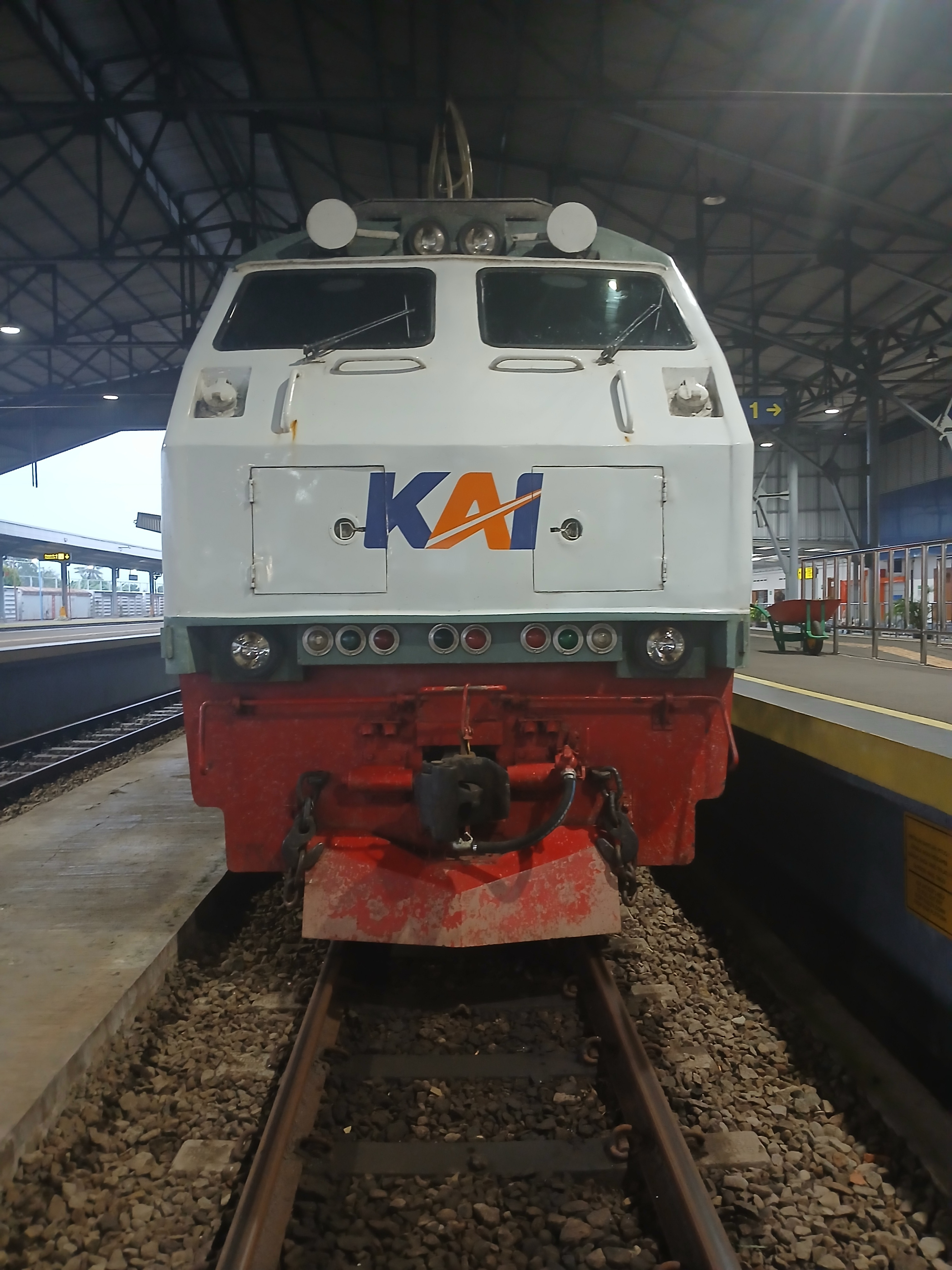 Foto Tampak depan lokomotif cc 203 di Indonesia