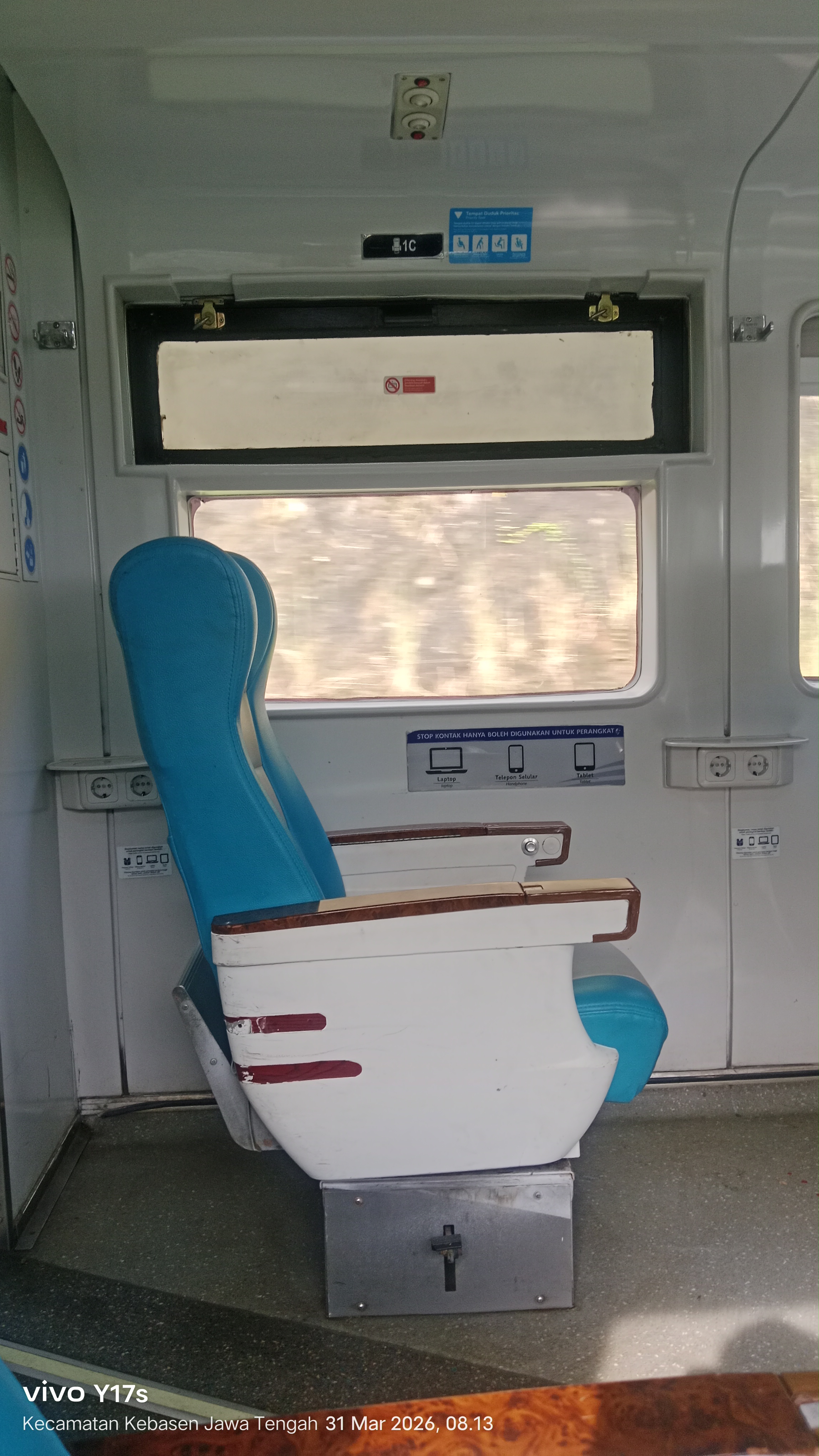 Tempat duduk Prioritas Kereta api Purwojaya di Stasiun Indonesia - foto kereta api terbaru