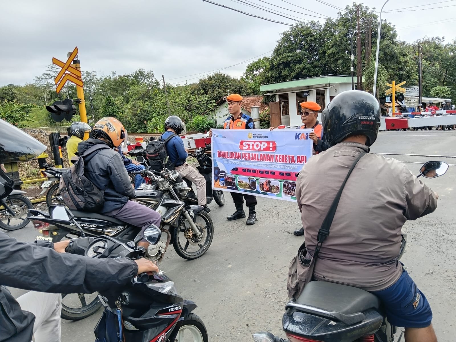 Tetep mendahulukan kereta api guys